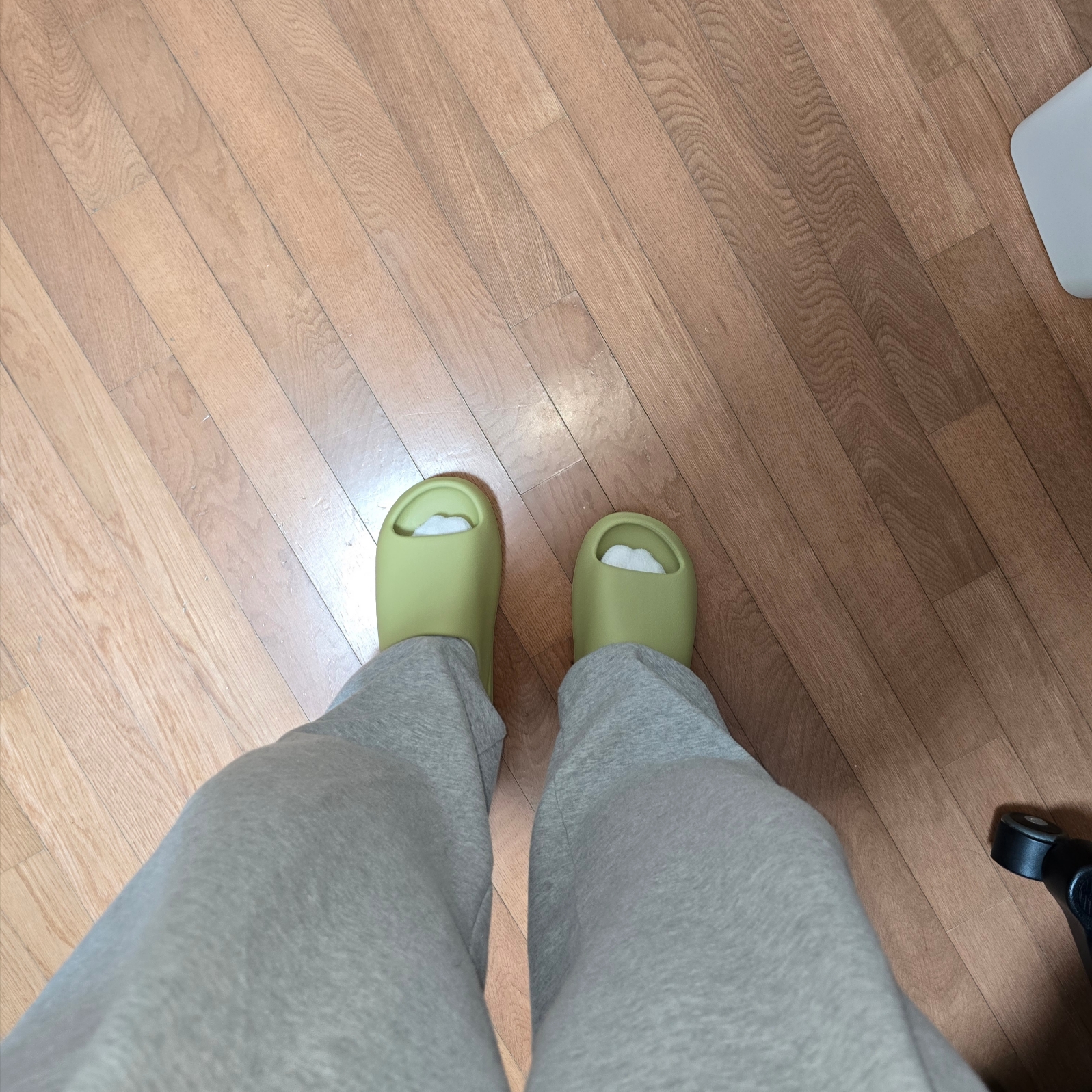 Adidas Yeezy Slide Resin 2022 착용 스타일