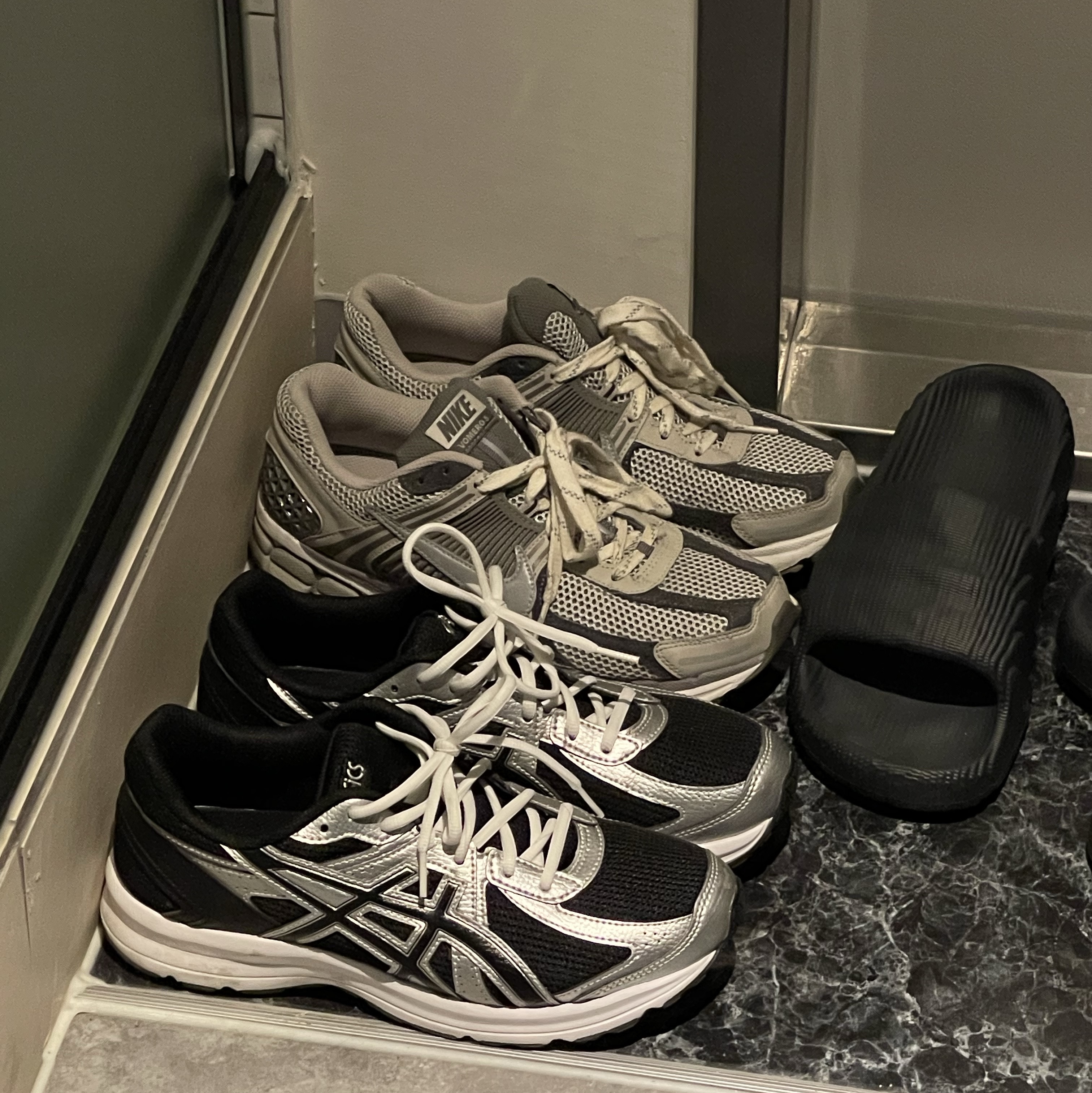 Adidas Adilette 22 Carbon 착용 스타일