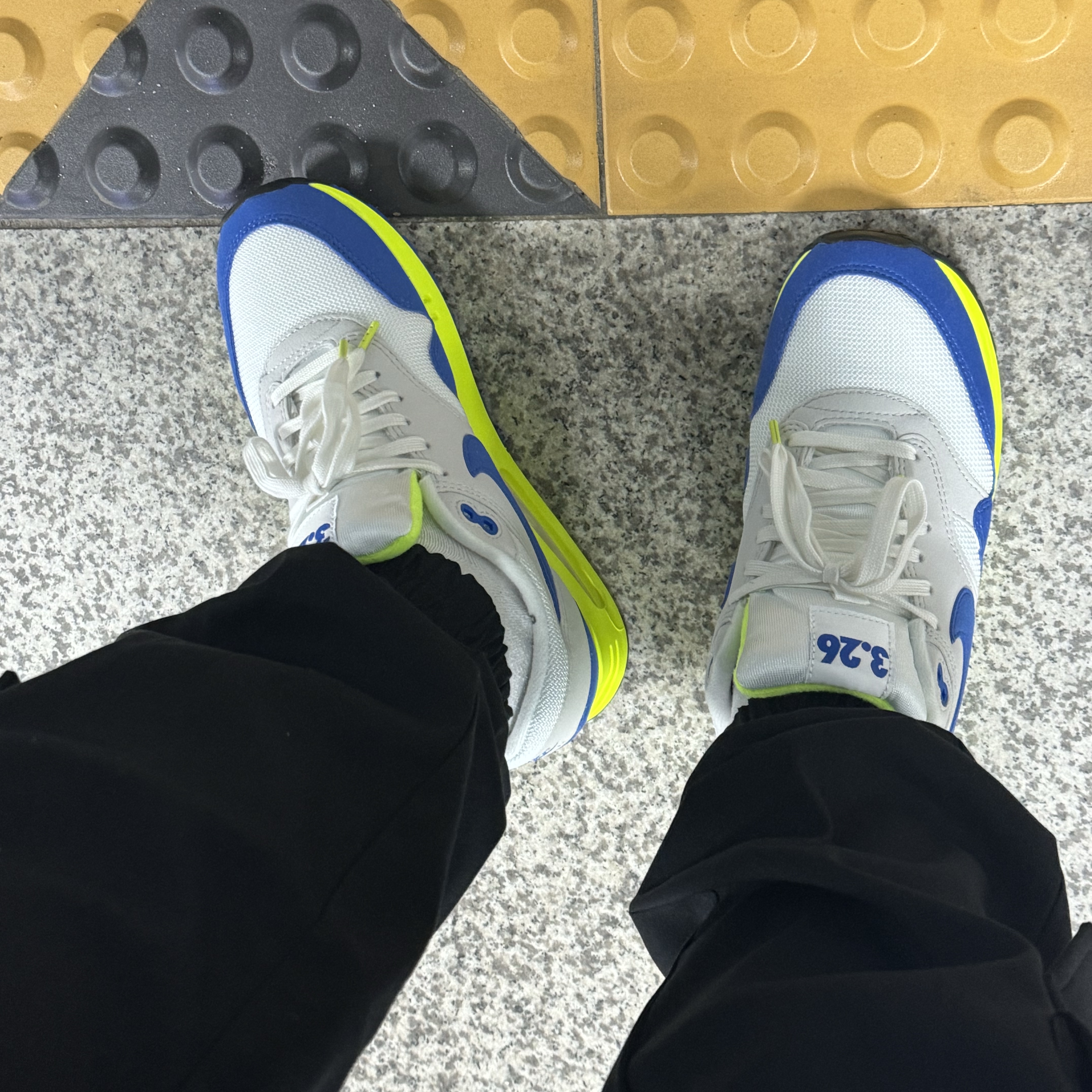 Nike Air Max 1 '86 OG Royal Volt 착용 스타일 - 1