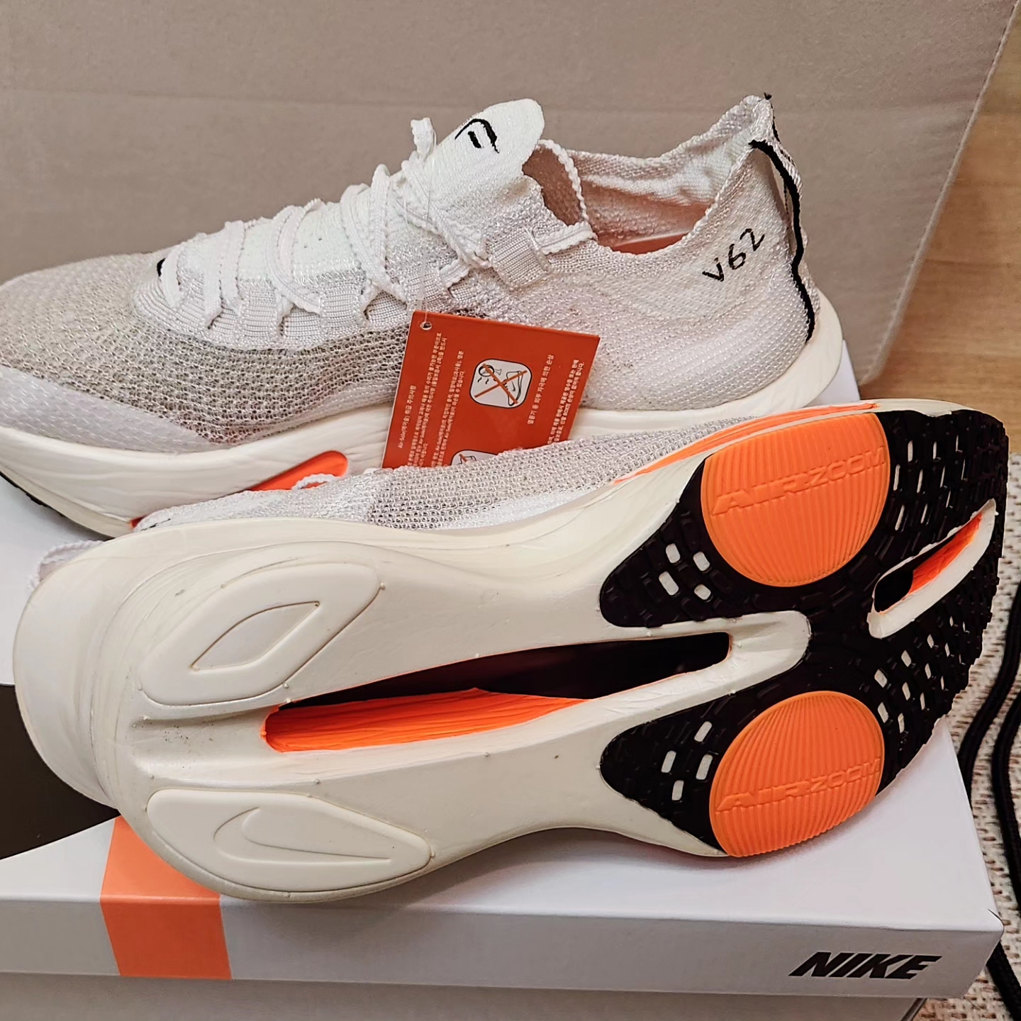 Nike Air Zoom Alphafly Next% 3 Proto White Total Orange 착용 스타일 - 2