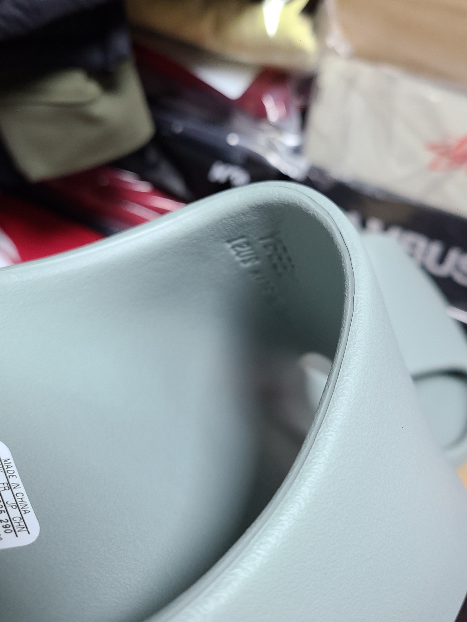 Adidas Yeezy Slide Salt 착용 스타일 - 3
