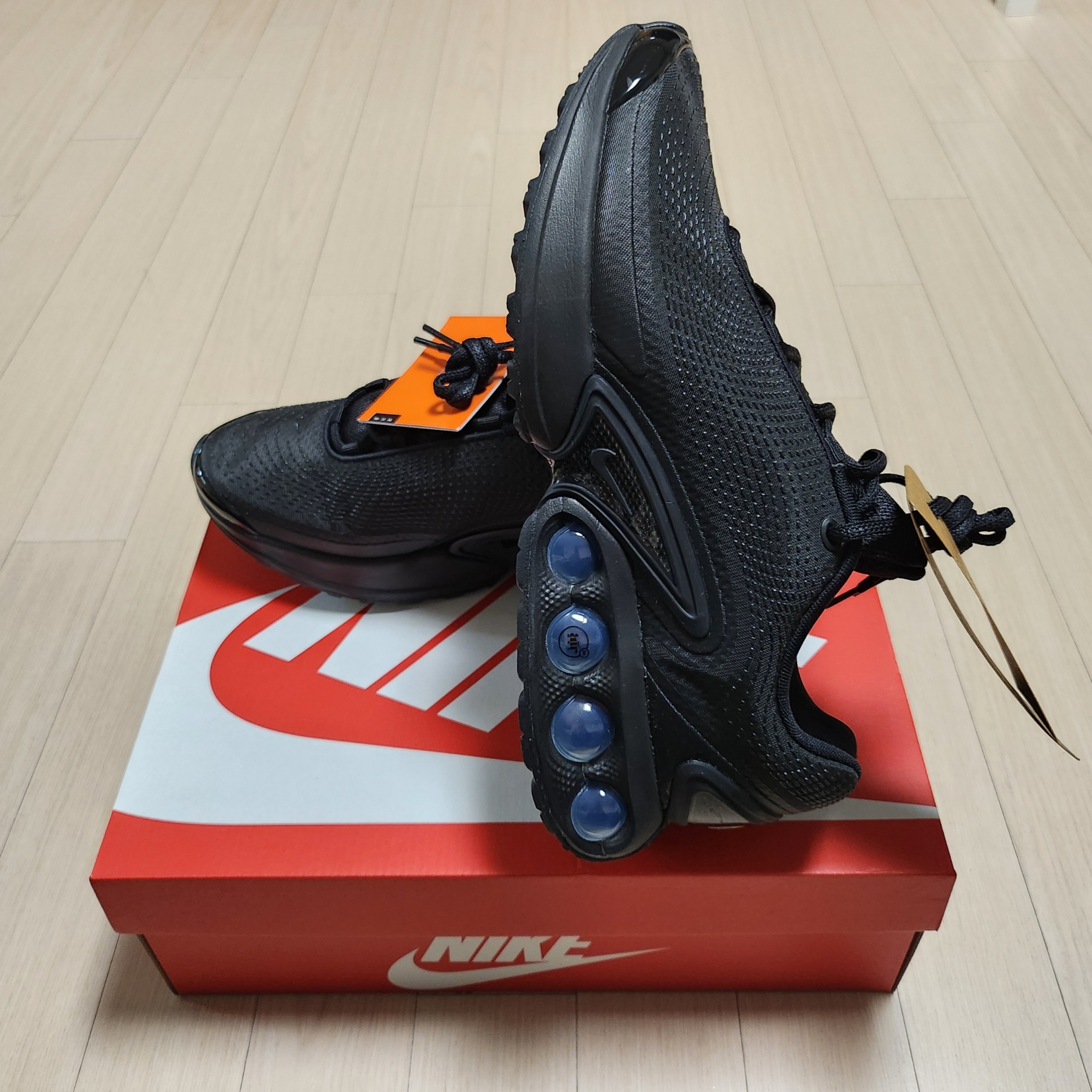 Nike Air Max Dn Black Dark Smoke Grey 착용 스타일 - 1