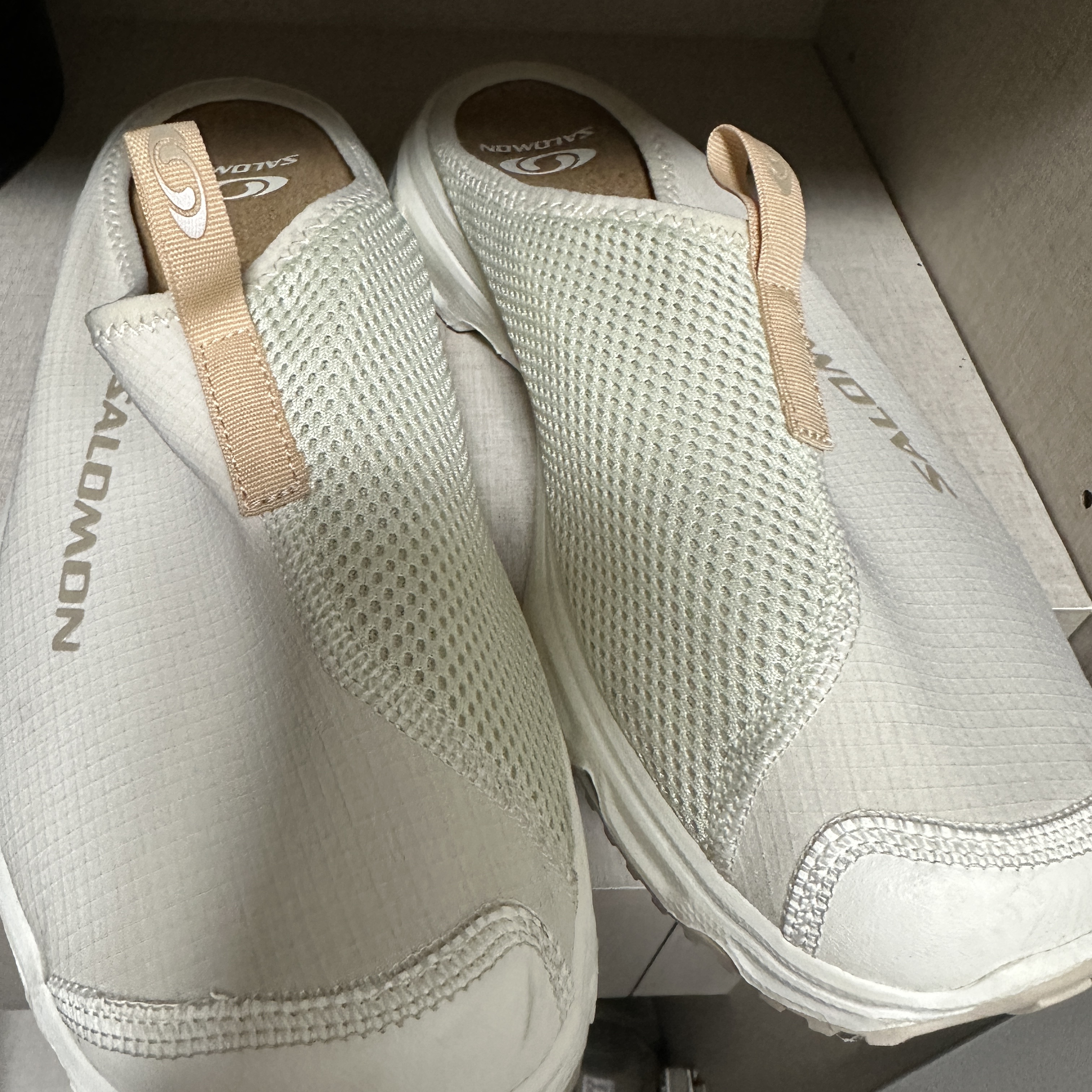Salomon RX Slide 3.0 Almond Milk Aloe Wash 착용 스타일