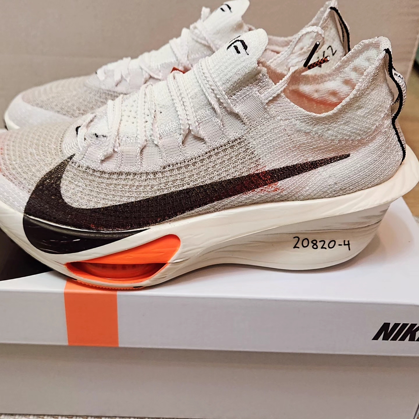 Nike Air Zoom Alphafly Next% 3 Proto White Total Orange 착용 스타일 - 3