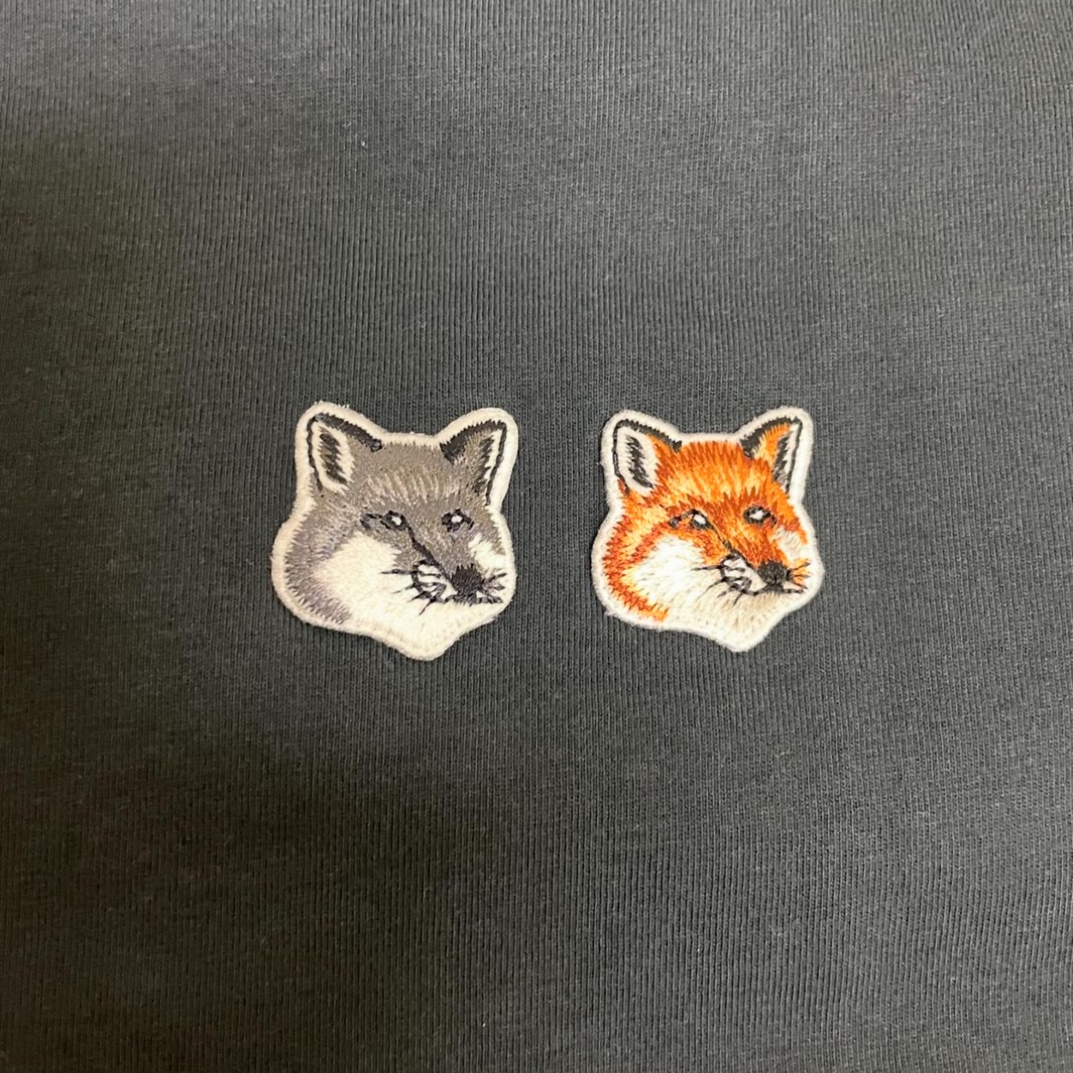 Maison Kitsune Double Fox Head Patch Classic T-Shirt Anthracite 착용 스타일
