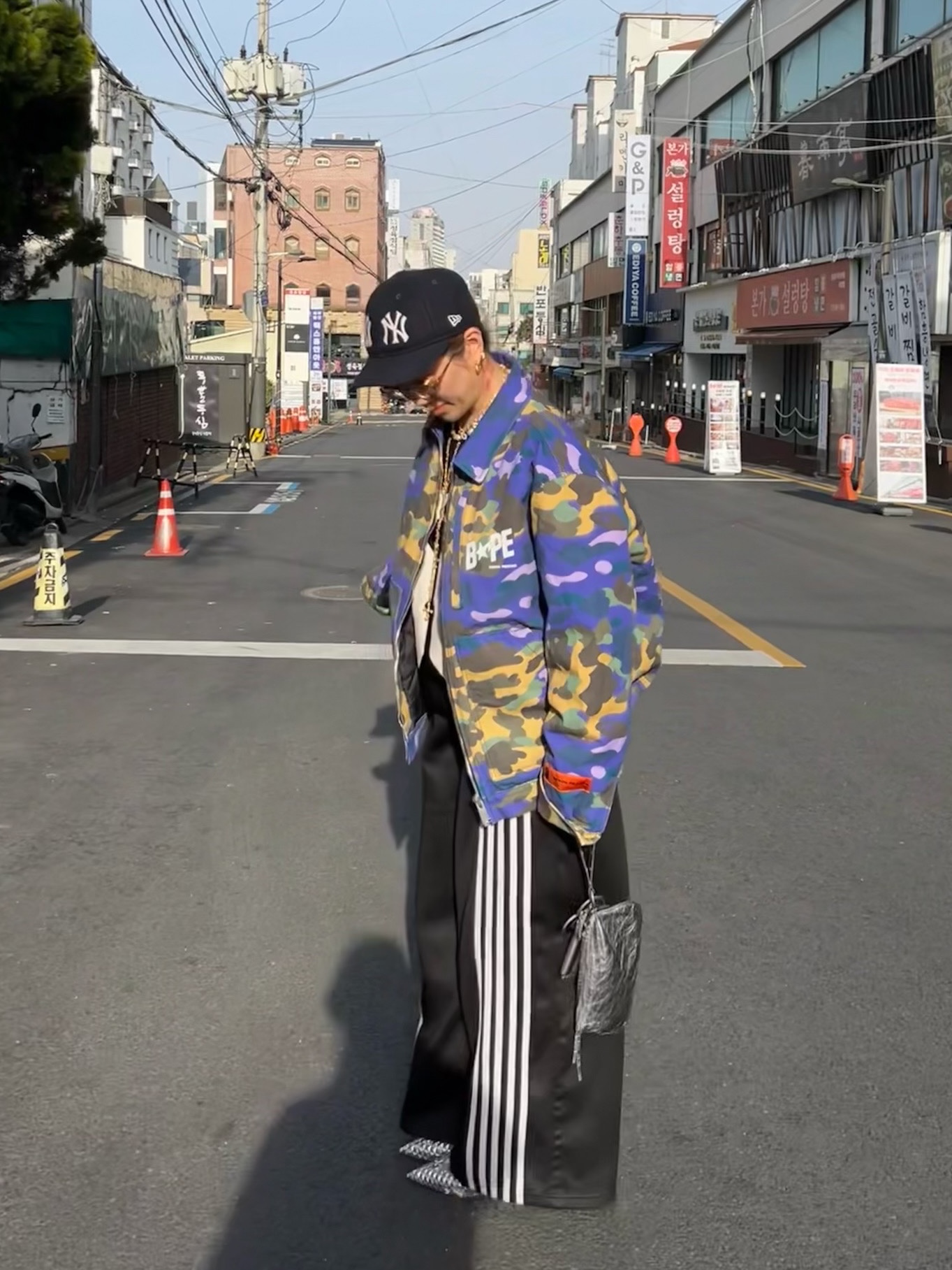 BAPE x Heron Preson Worker Jacket Camo, (W) Melissa x Y Project Court Shoe Clear White 착용 스타일 - 3