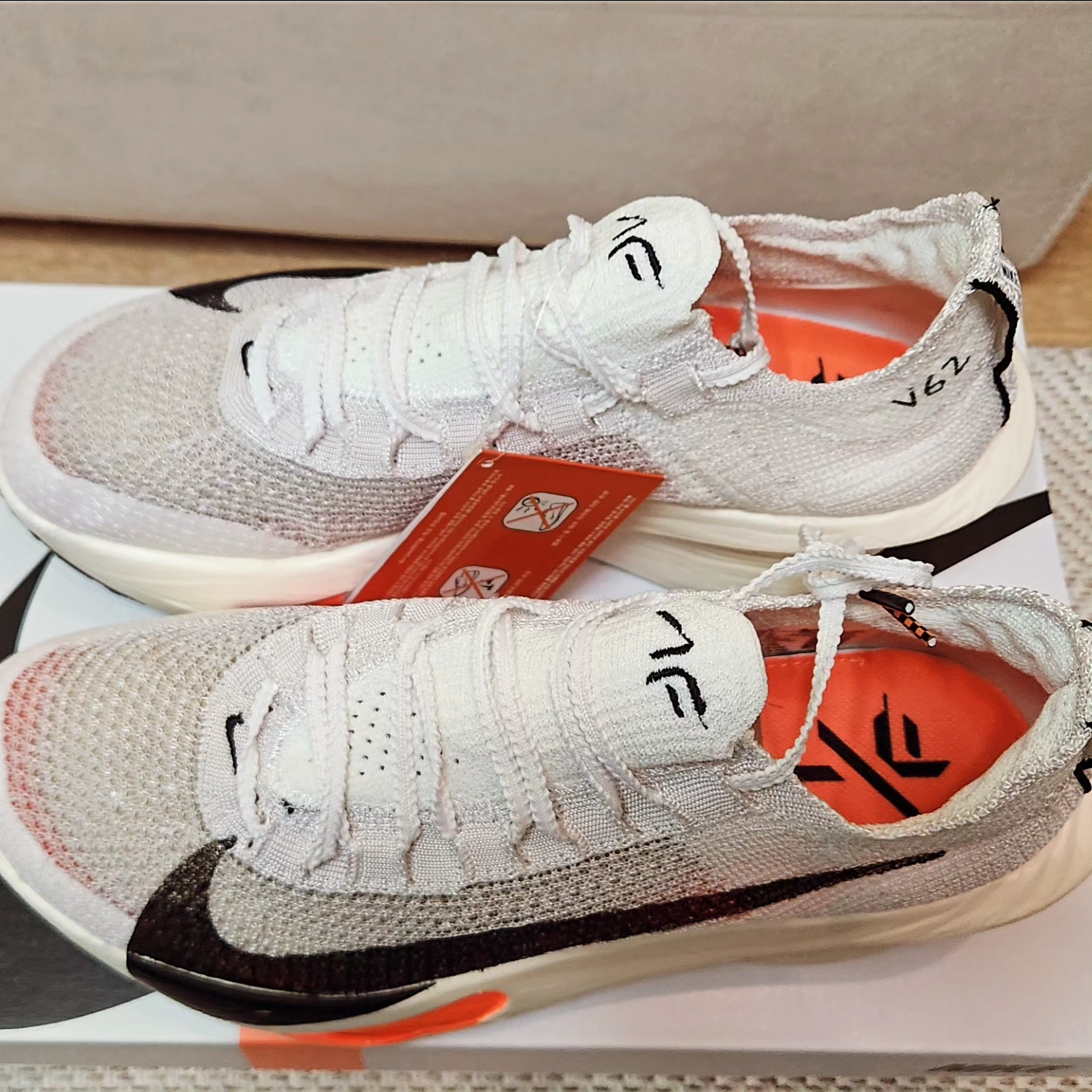 Nike Air Zoom Alphafly Next% 3 Proto White Total Orange 착용 스타일 - 4