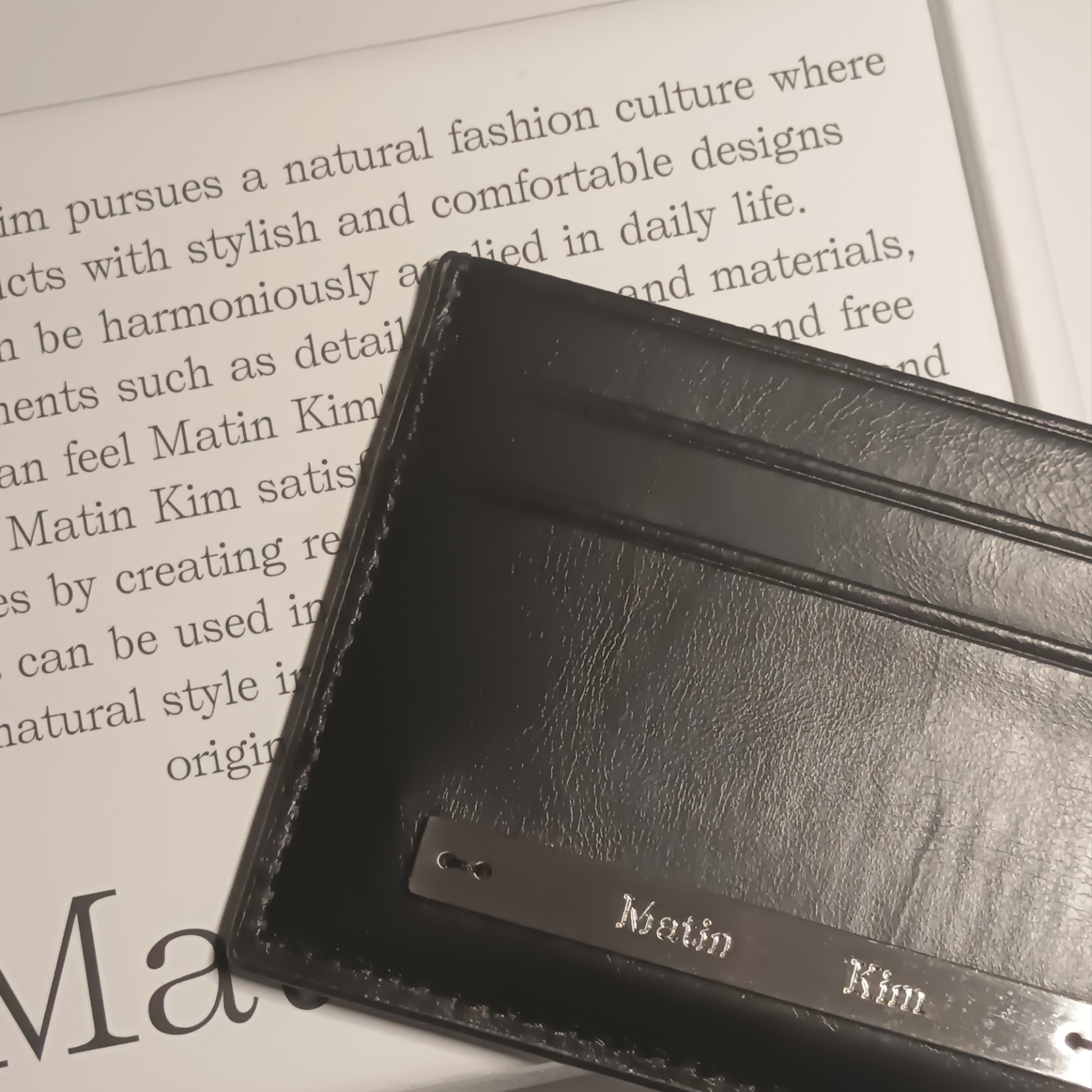 Matin Kim Vintage Card Wallet Black 착용 스타일