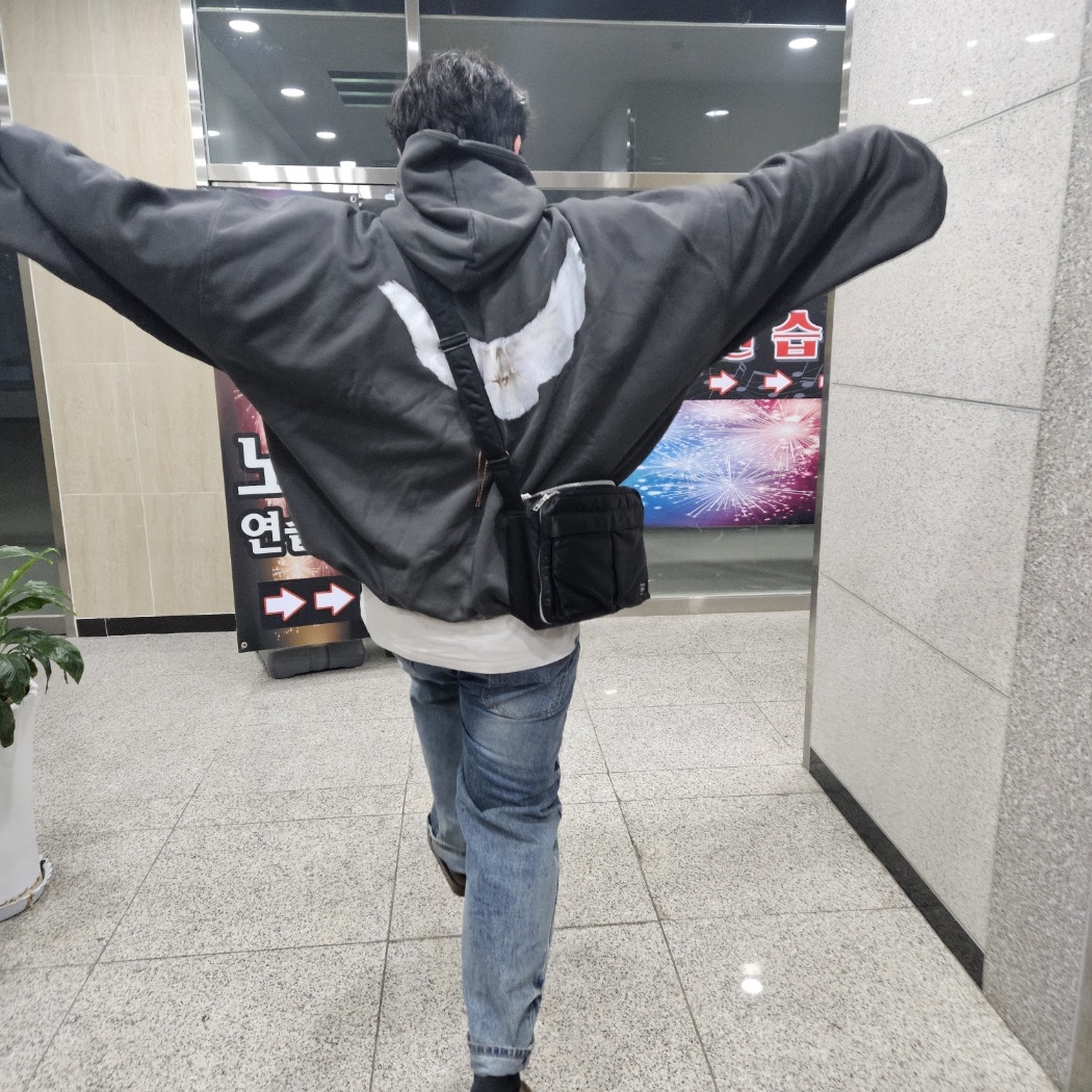 Yeezy Gap Engineered By Balenciaga Dove Hoodie Black 착용 스타일