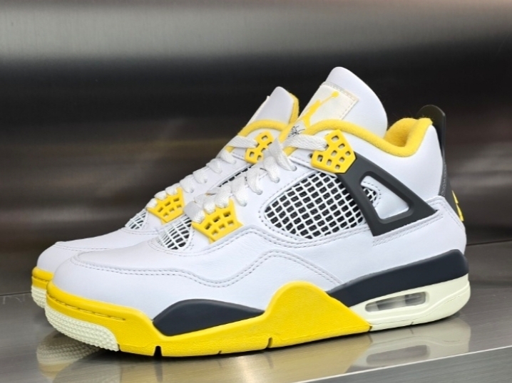 (W) Jordan 4 Retro Vivid Sulfur 착용 스타일