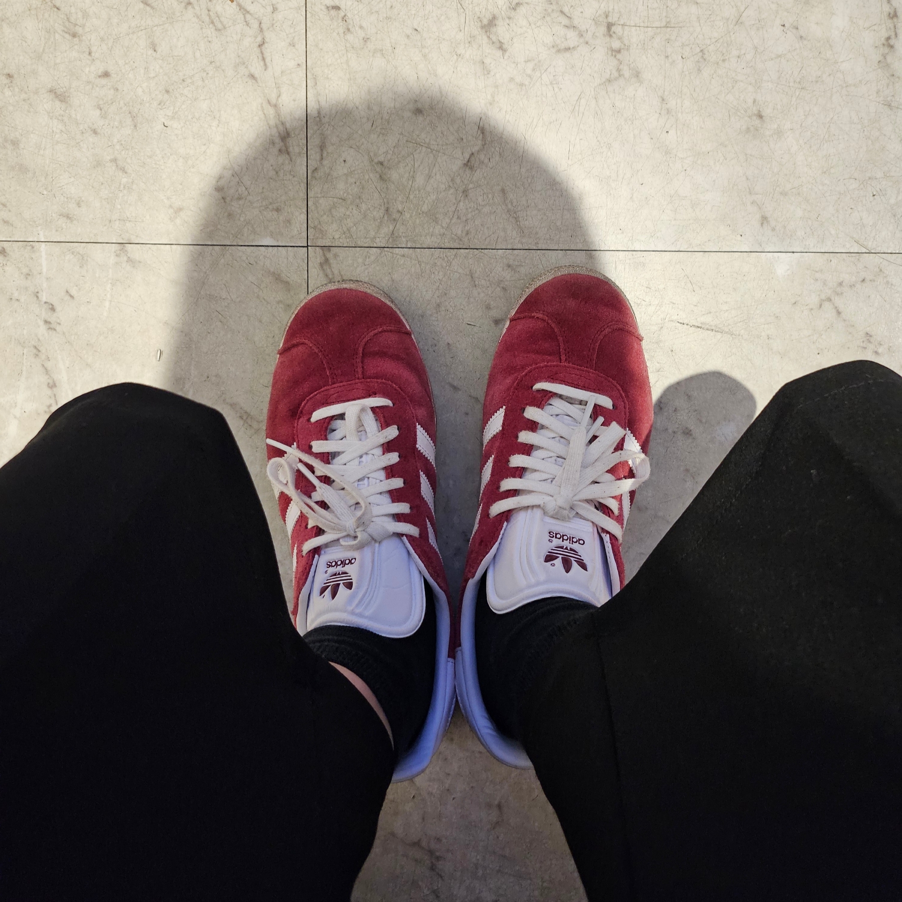 Adidas Gazelle Collegiate Burgundy 착용 스타일