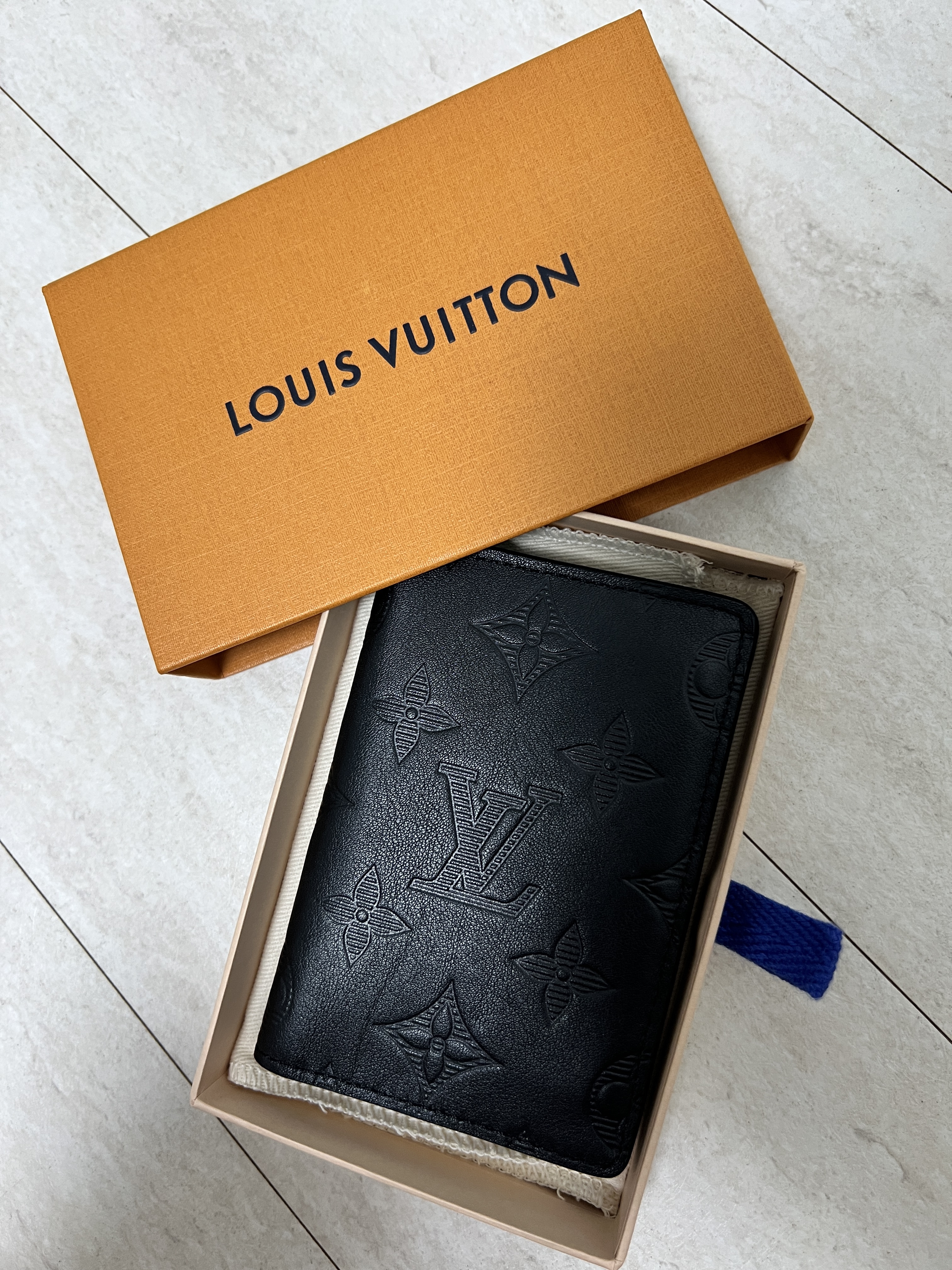 Louis Vuitton Pocket Organizer Monogram Shadow Black 착용 스타일