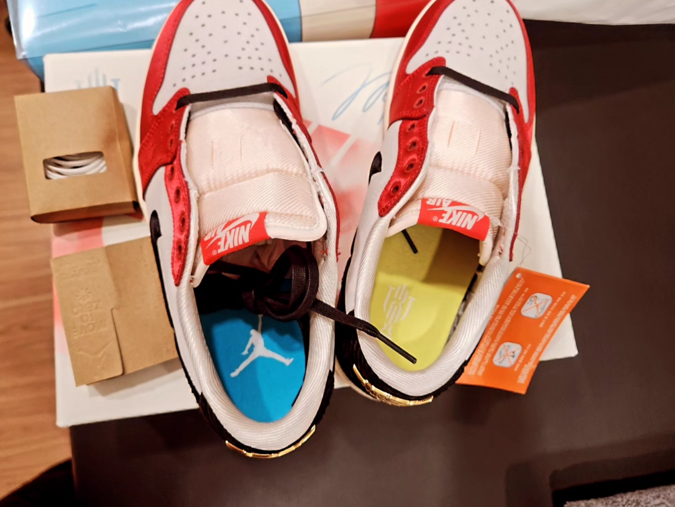 Jordan 1 x Trophy Room Retro Low OG SP Sail Varsity Red 착용 스타일 - 8