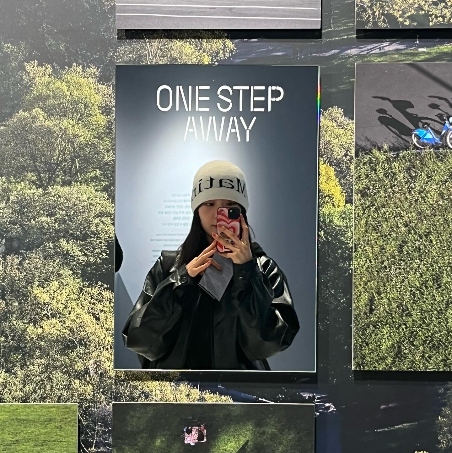 Matin Kim Logo Jacquard Short Beanie White, Matin Kim Easy Bag Black 착용 스타일 - 2