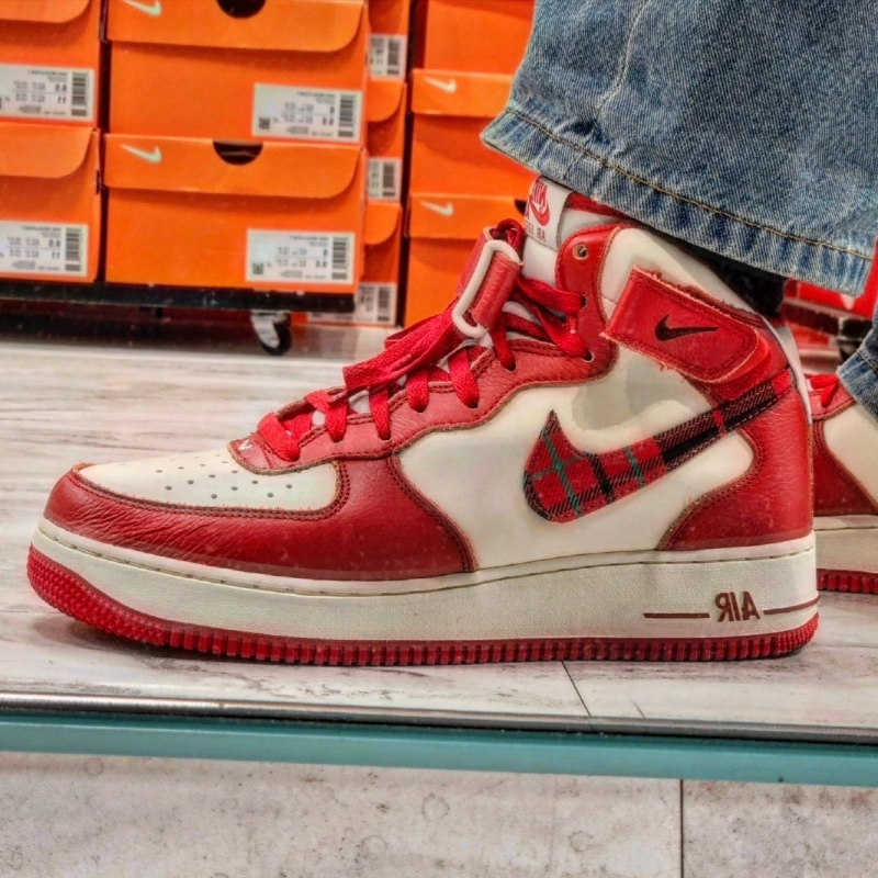 Nike Air Force 1 Mid '07 LX University Red and Pale Ivory 착용 스타일 - 2