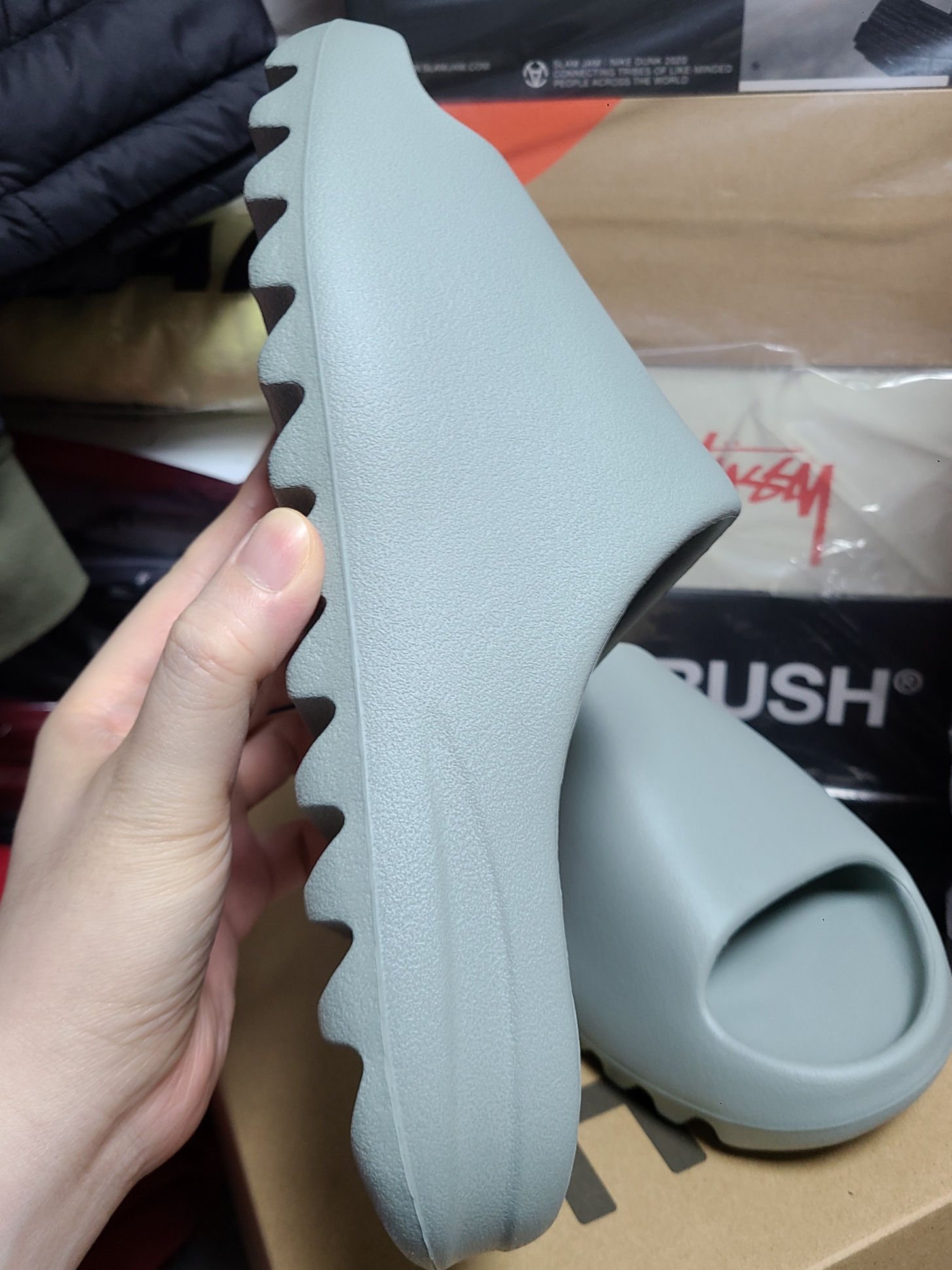 Adidas Yeezy Slide Salt 착용 스타일 - 2