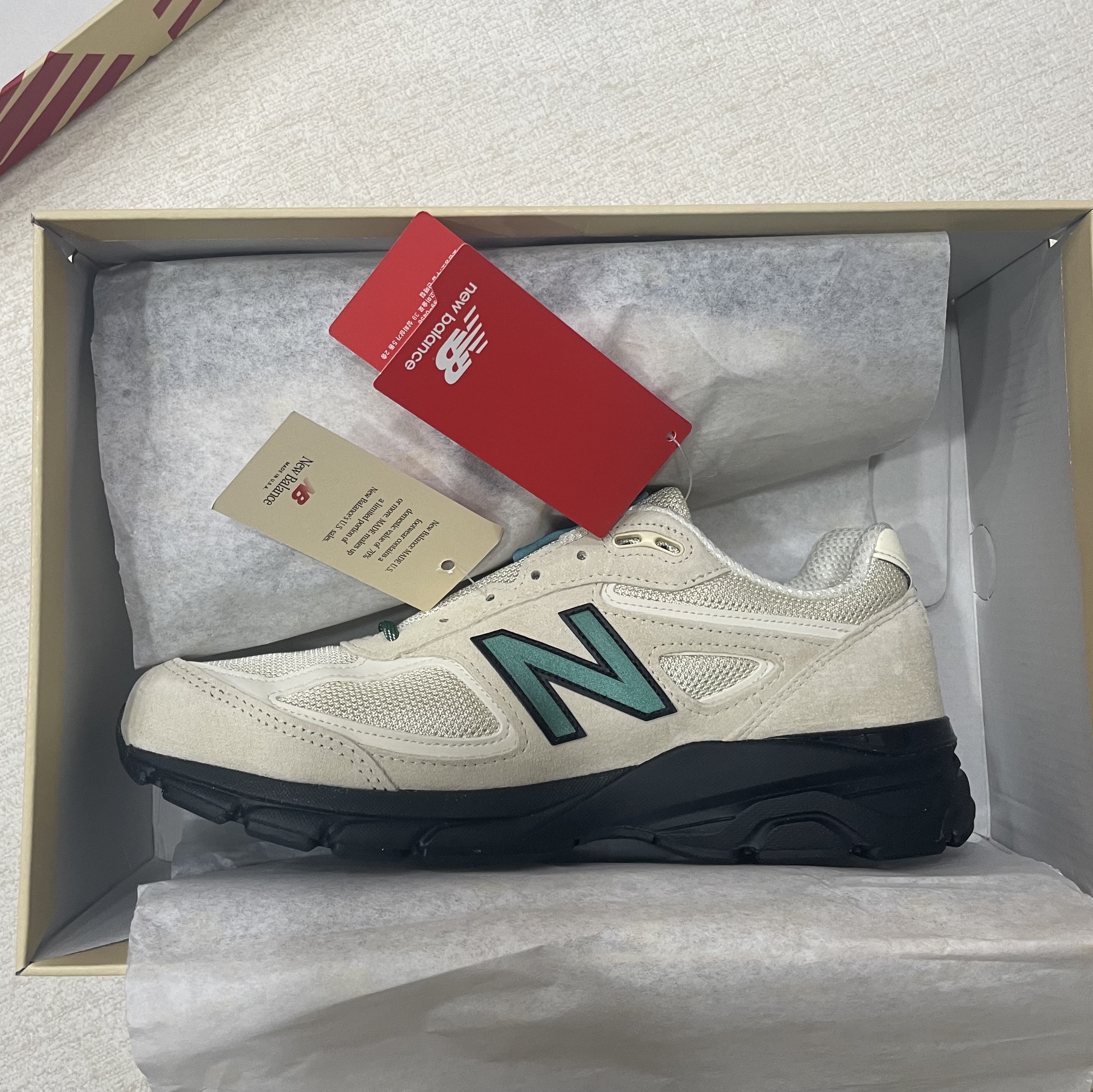 New Balance 990v4 Made in USA Macadamia Nut 착용 스타일