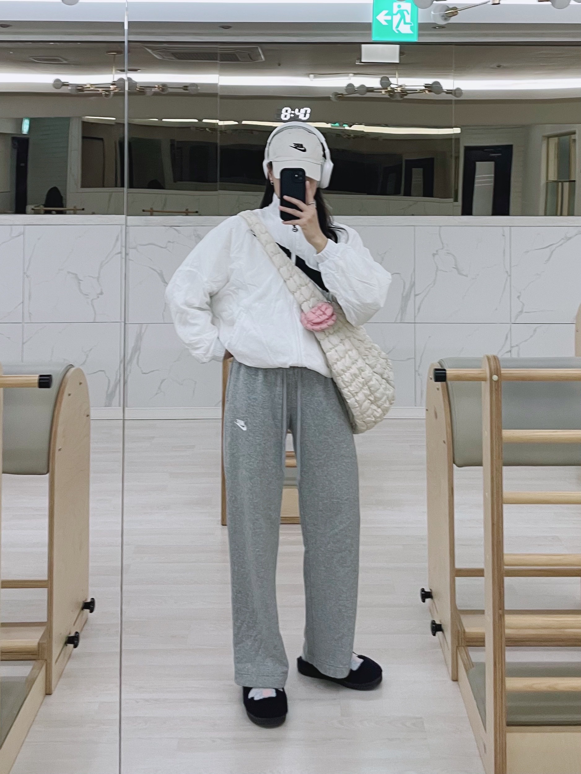 (W) Nike NSW Essential Woven Jacket White - Asia, (W) Nike Club Fleece Pants Grey - US/EU 착용 스타일 - 2