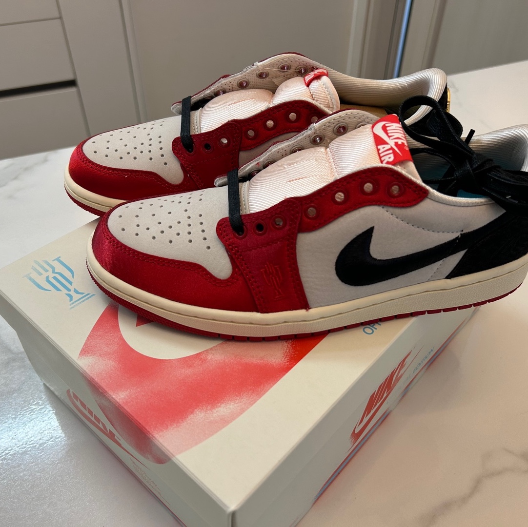 Jordan 1 x Trophy Room Retro Low OG SP Sail Varsity Red 착용 스타일 - 1
