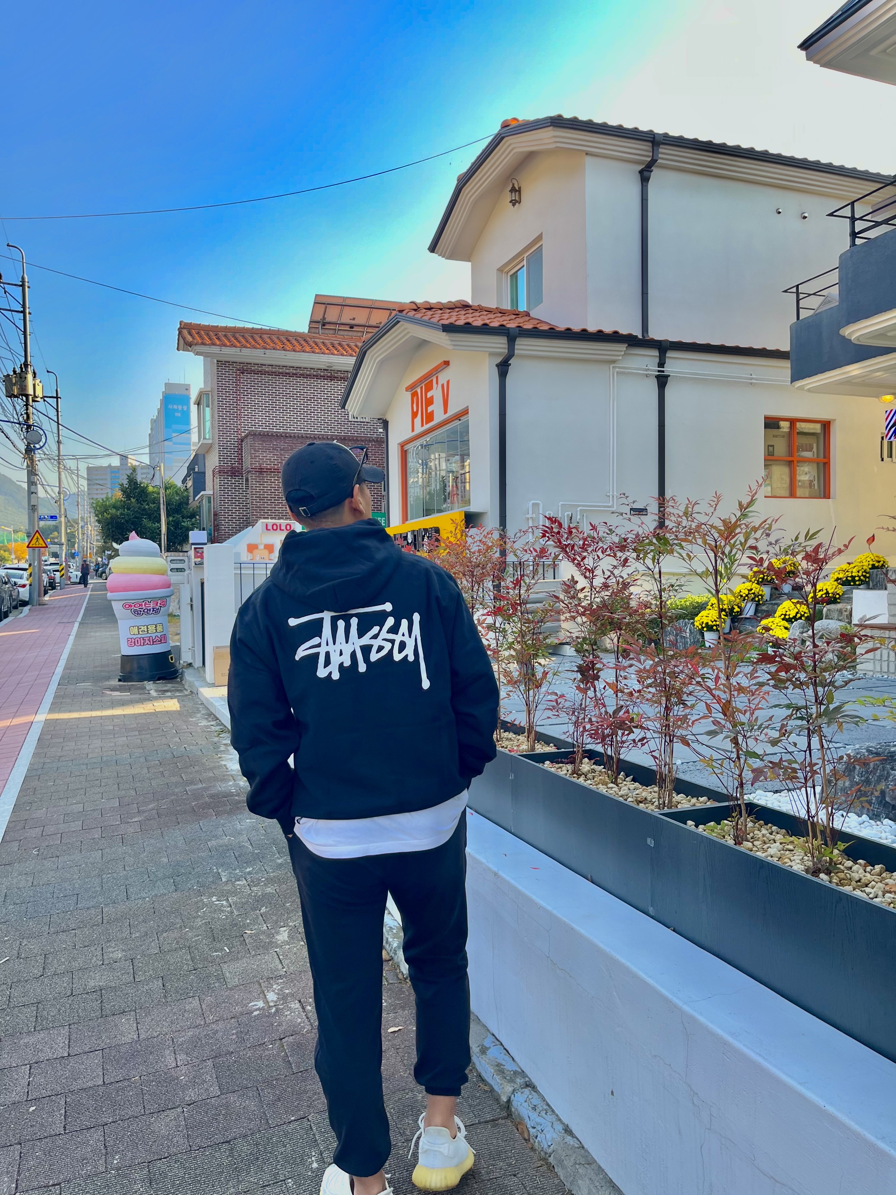 Stussy Basic Stussy Hoodie Black 2022, Adidas Yeezy Boost 350 V2 Cream/Triple White 착용 스타일