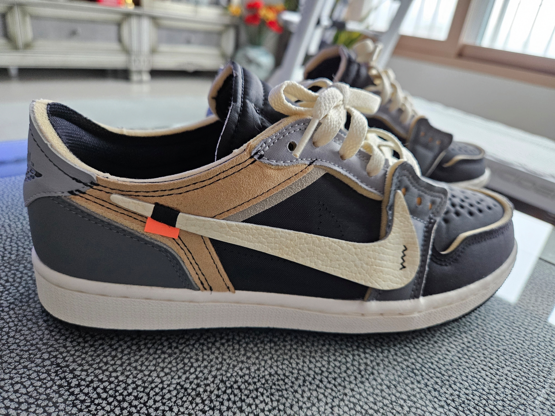 Jordan 1 Retro Low OG EX Black and Smoke Grey 착용 스타일 - 3