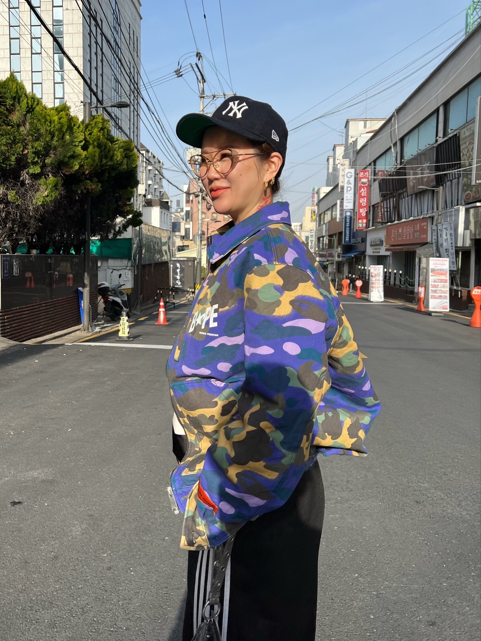 BAPE x Heron Preson Worker Jacket Camo, (W) Melissa x Y Project Court Shoe Clear White 착용 스타일 - 5