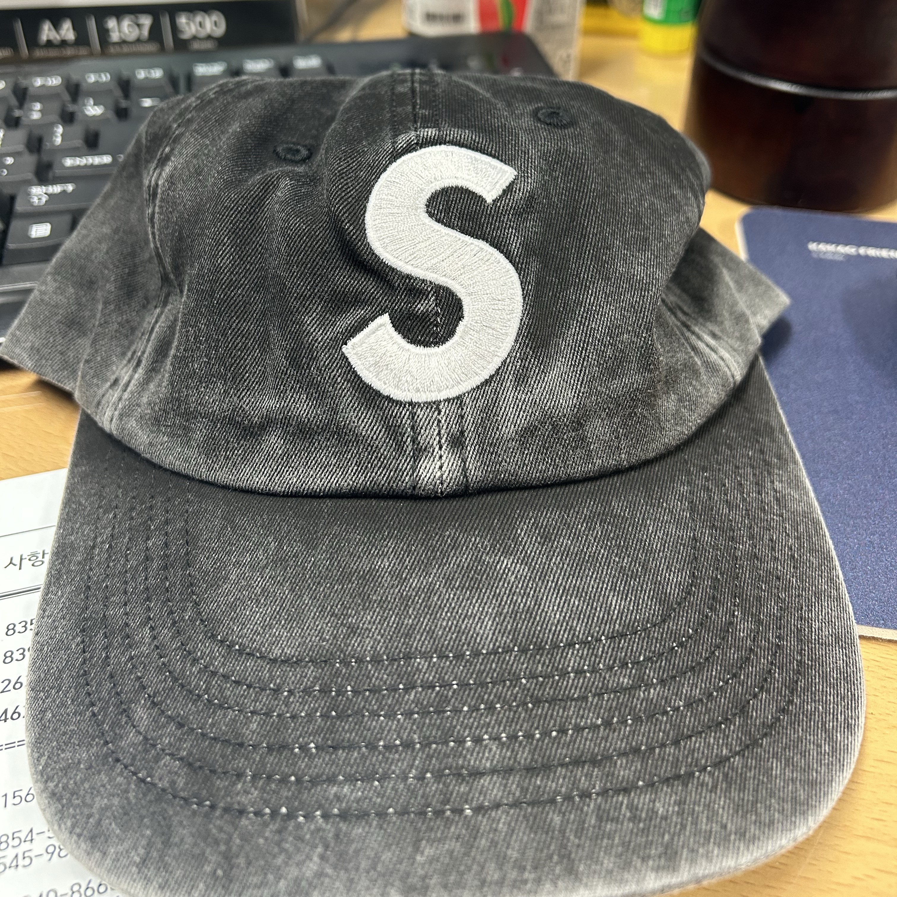 Supreme Pigment Print S Logo 6-Panel Black - 22FW 착용 스타일