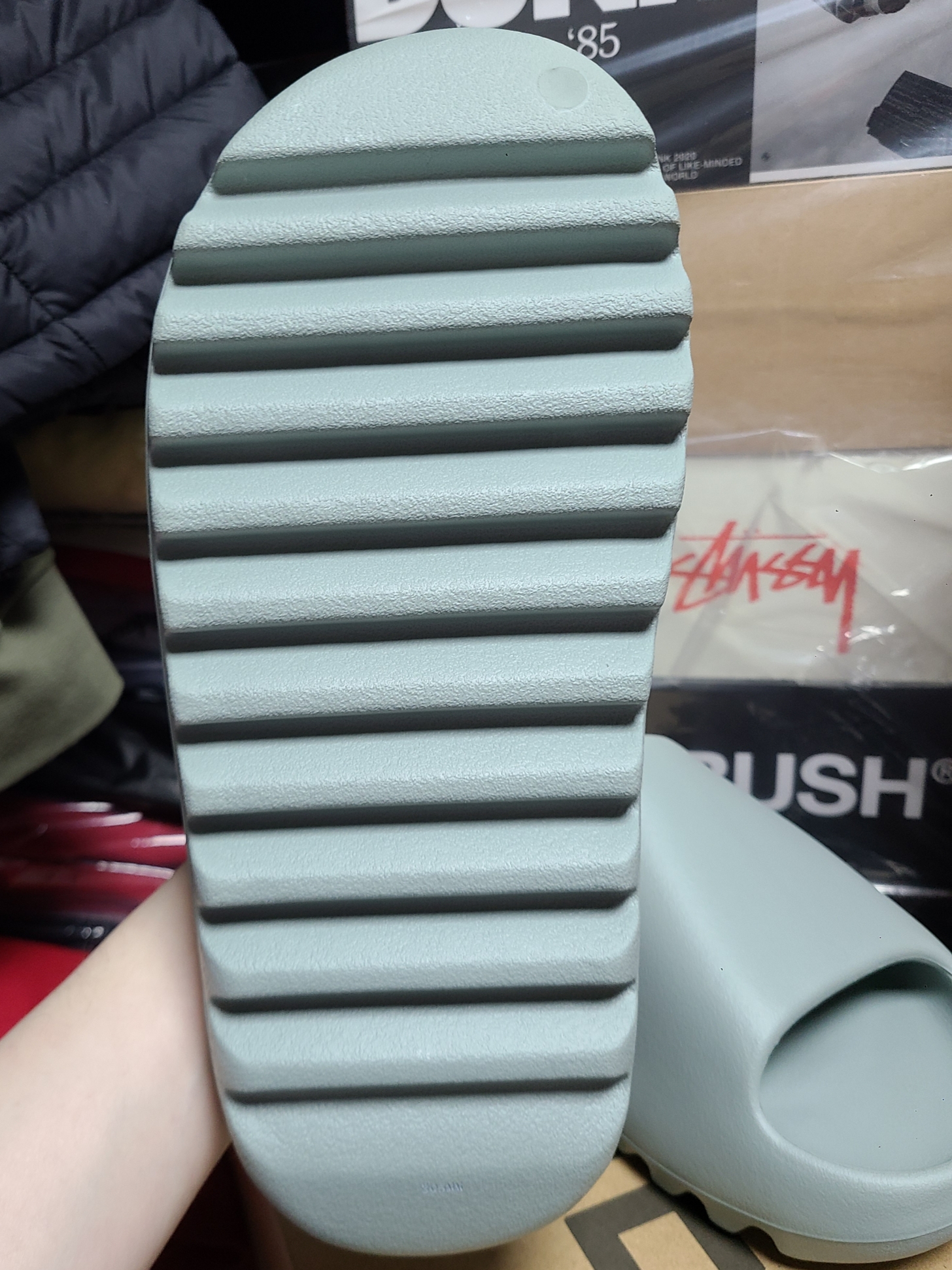Adidas Yeezy Slide Salt 착용 스타일 - 4