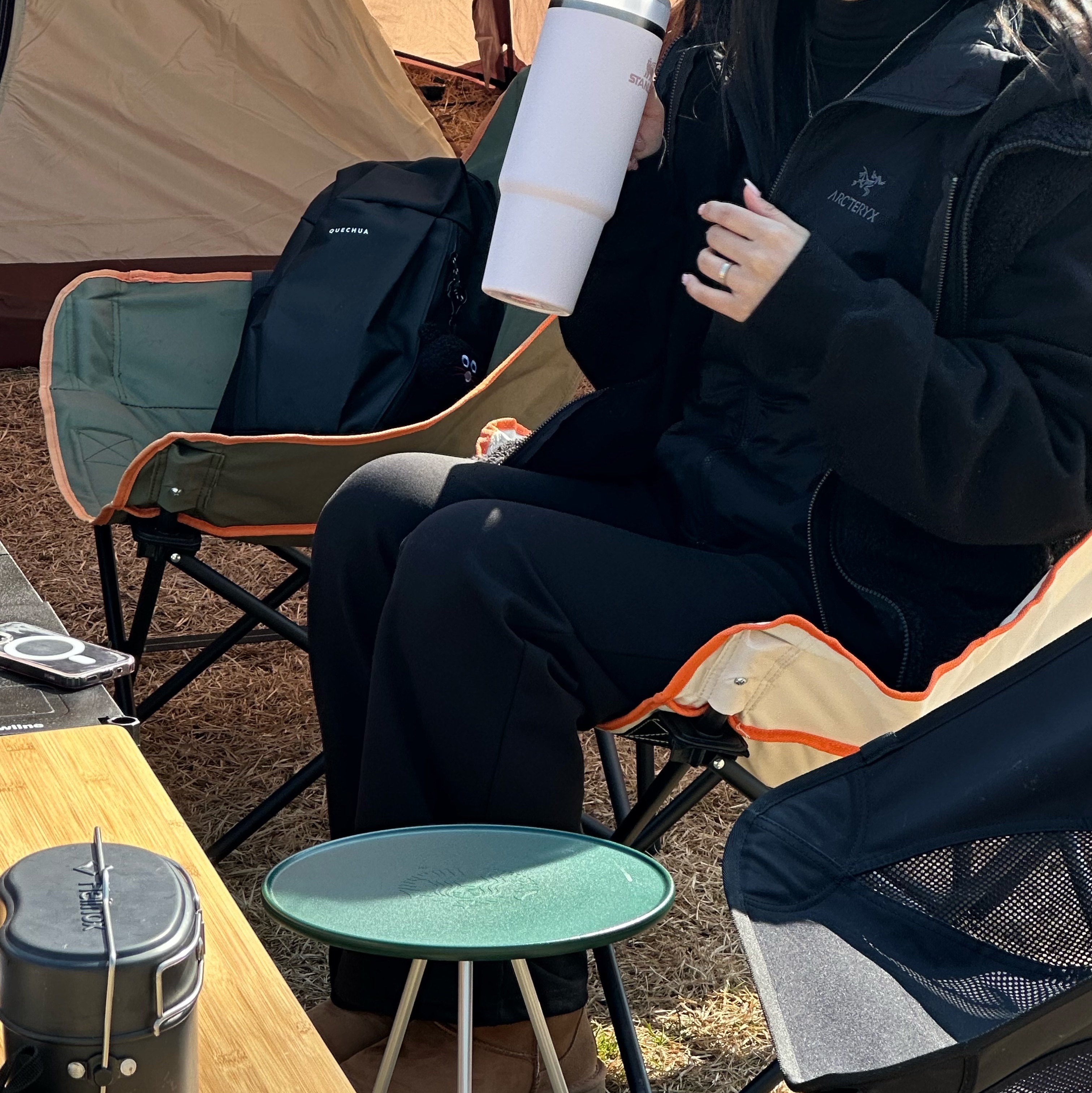 Arc'teryx Atom SL Hoody Black, Stanley The Quencher H2.0 FlowState Tumbler 1.18L Rose Quartz 착용 스타일