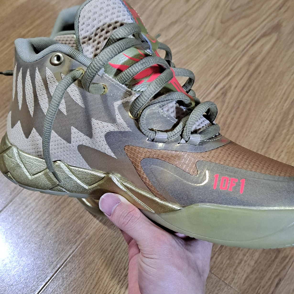 Puma MB.01 Lamelo Ball Golden Child Metallic Gold Fiery Coral 착용 스타일 - 3