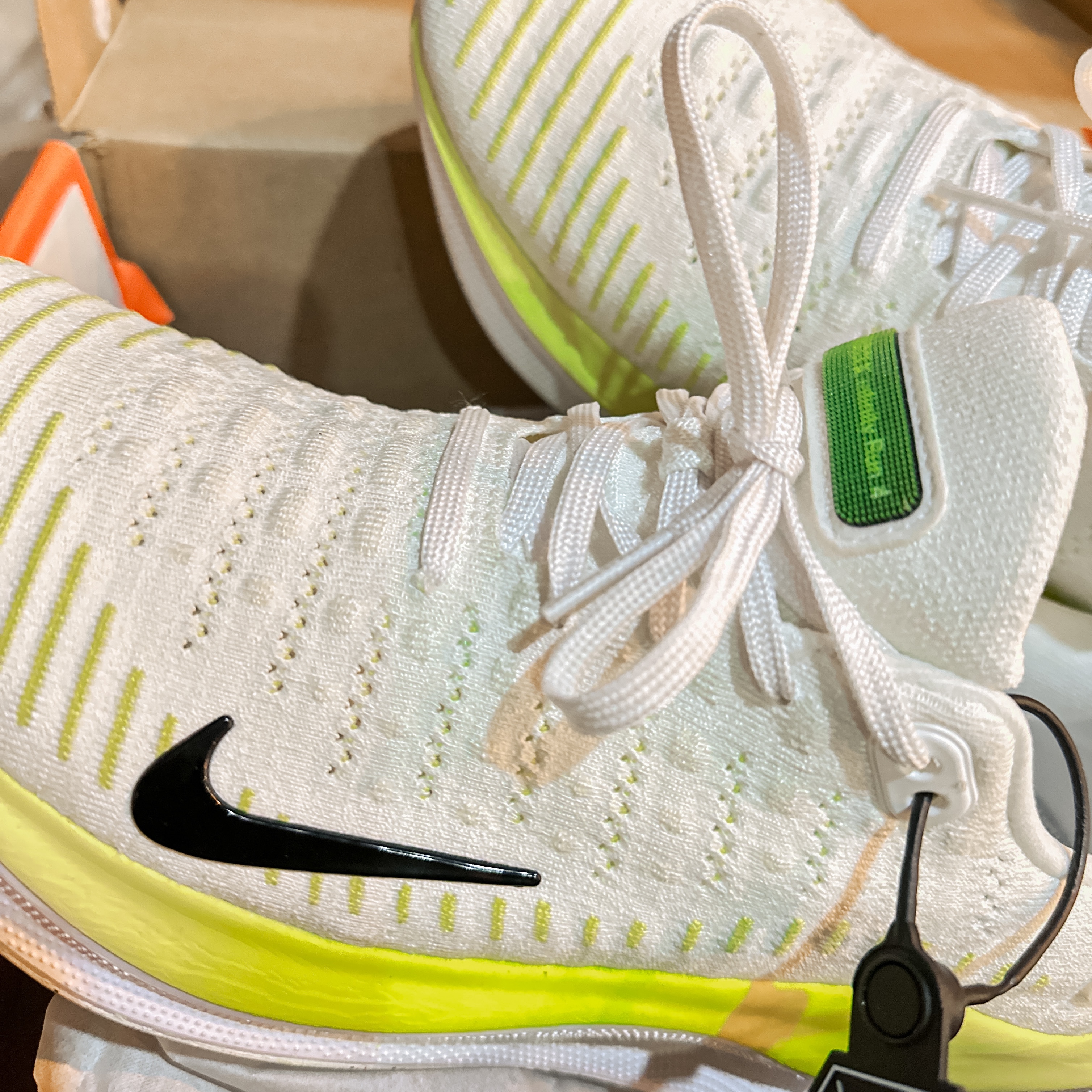 Nike ReactX Infinity Run 4 White Light Lemon Twist 착용 스타일
