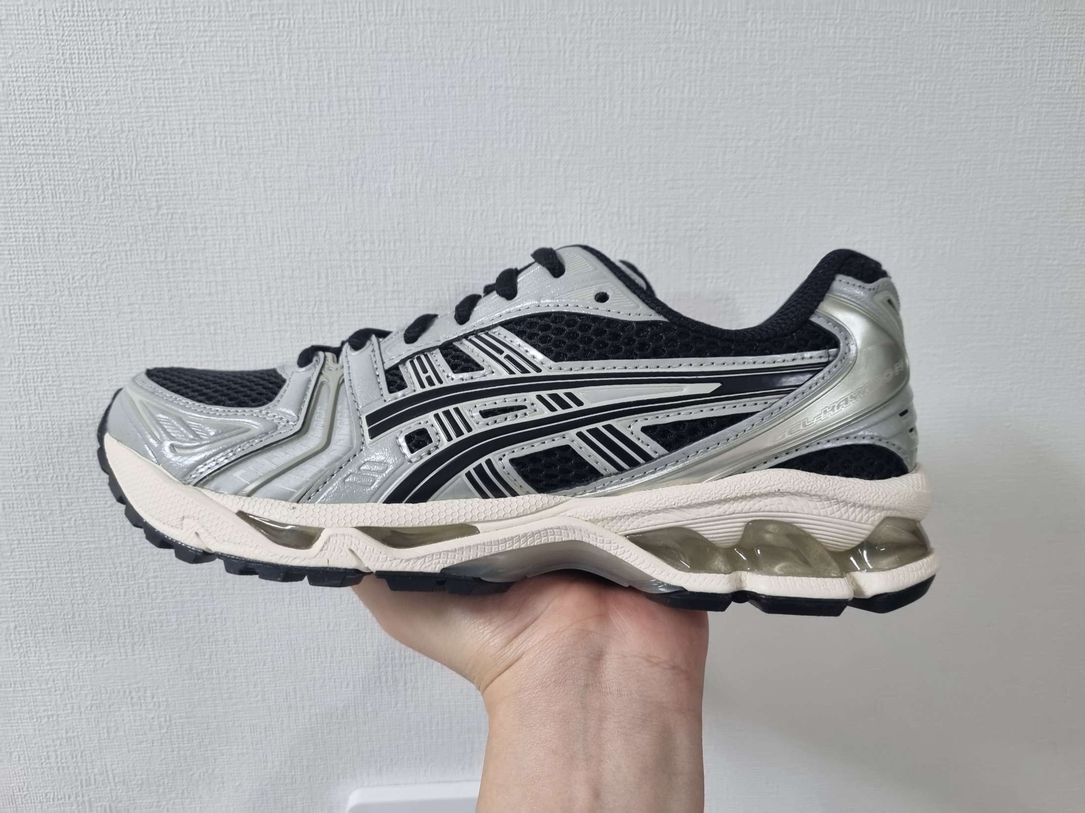 Asics Gel-Kayano 14 Black Seal Grey 착용 스타일