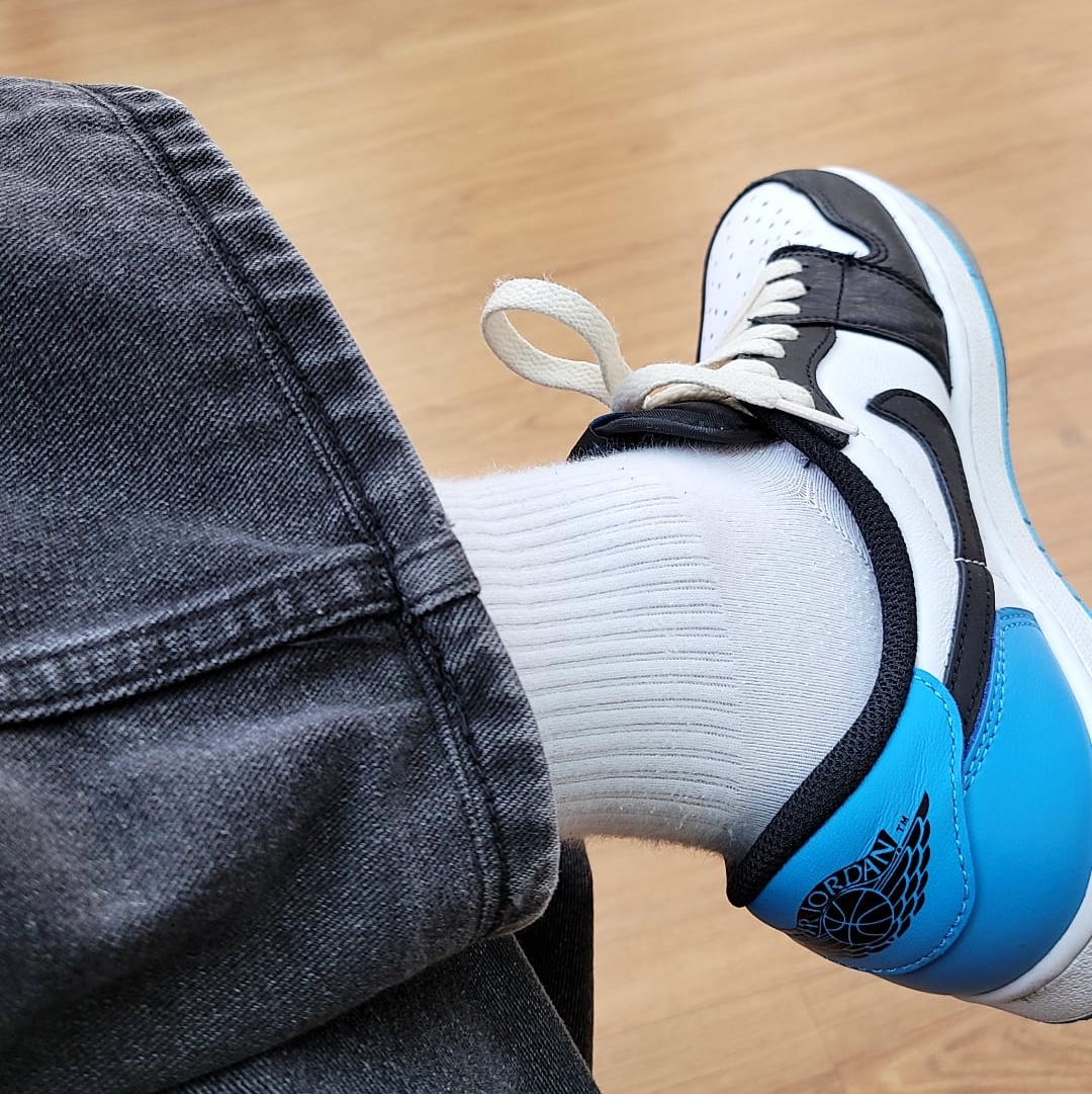 Jordan 1 Retro Low OG Black and Dark Powder Blue 착용 스타일