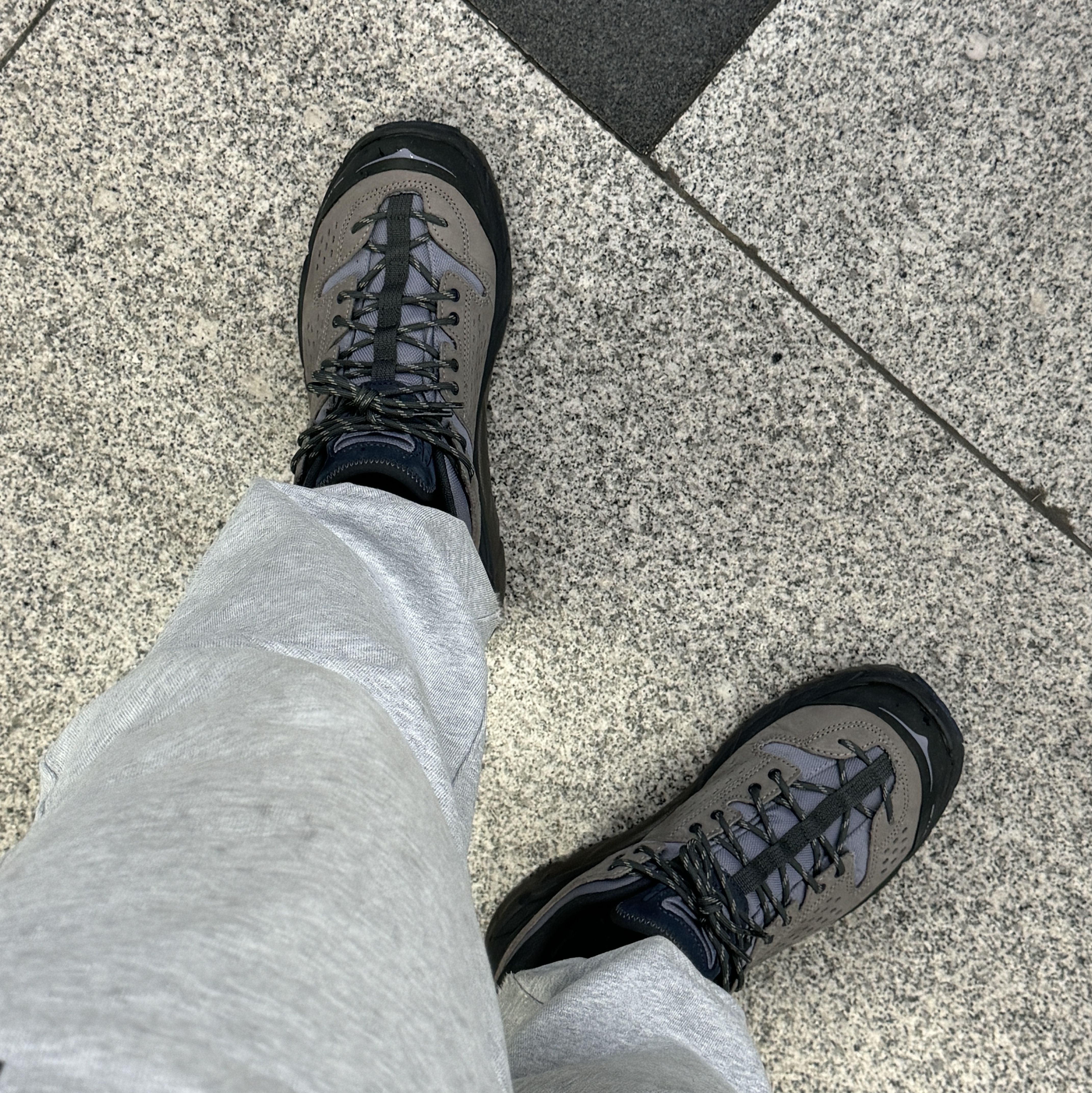 Hoka x J.L-A.L Tor Ultra Low Desert Taupe Rock Ridge 착용 스타일