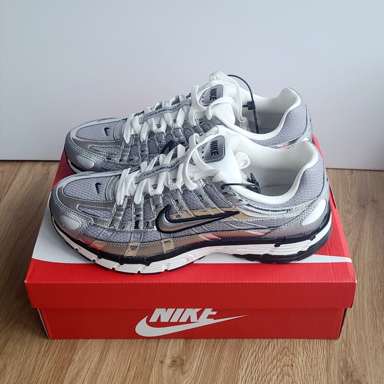 Nike P-6000 Metallic Silver 착용 스타일 - 1