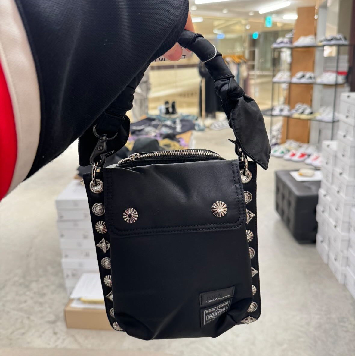 Porter x Toga Shoulder Pouch Black 착용 스타일