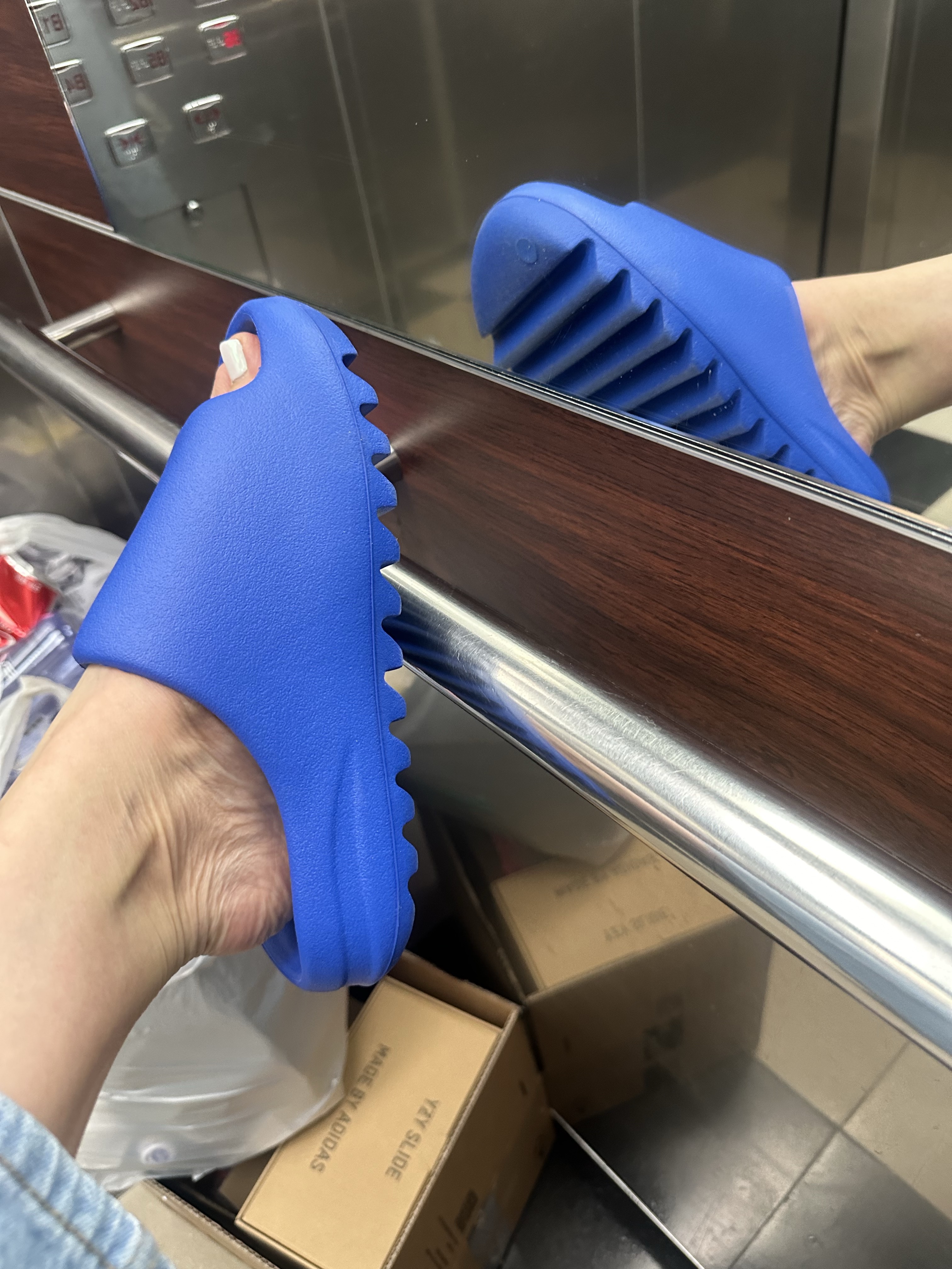 Adidas Yeezy Slide Azure 착용 스타일