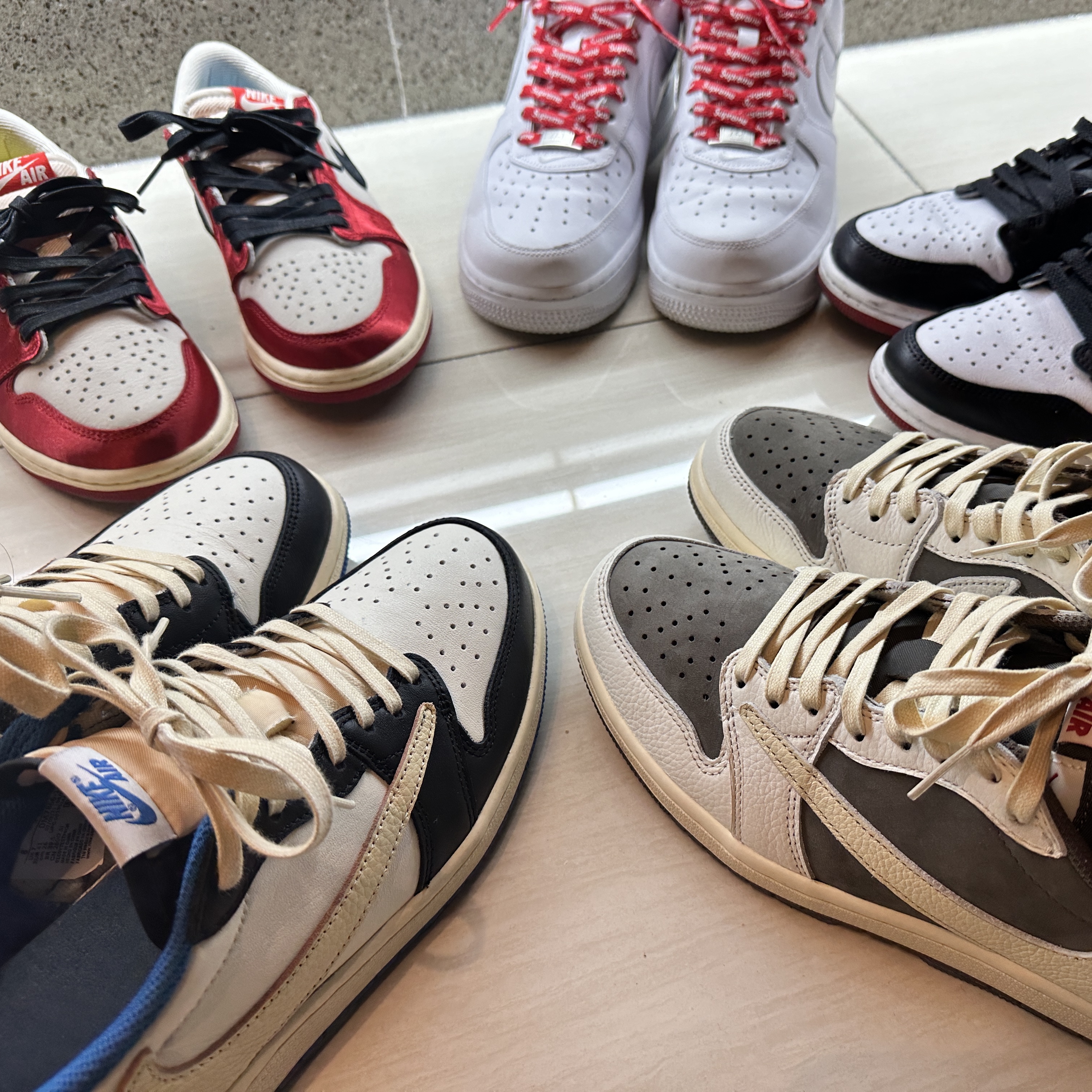 Jordan 1 x Trophy Room Retro Low OG SP Sail Varsity Red, Jordan 1 x Travis Scott Retro Low OG SP Sail and Ridgerock 착용 스타일 - 1