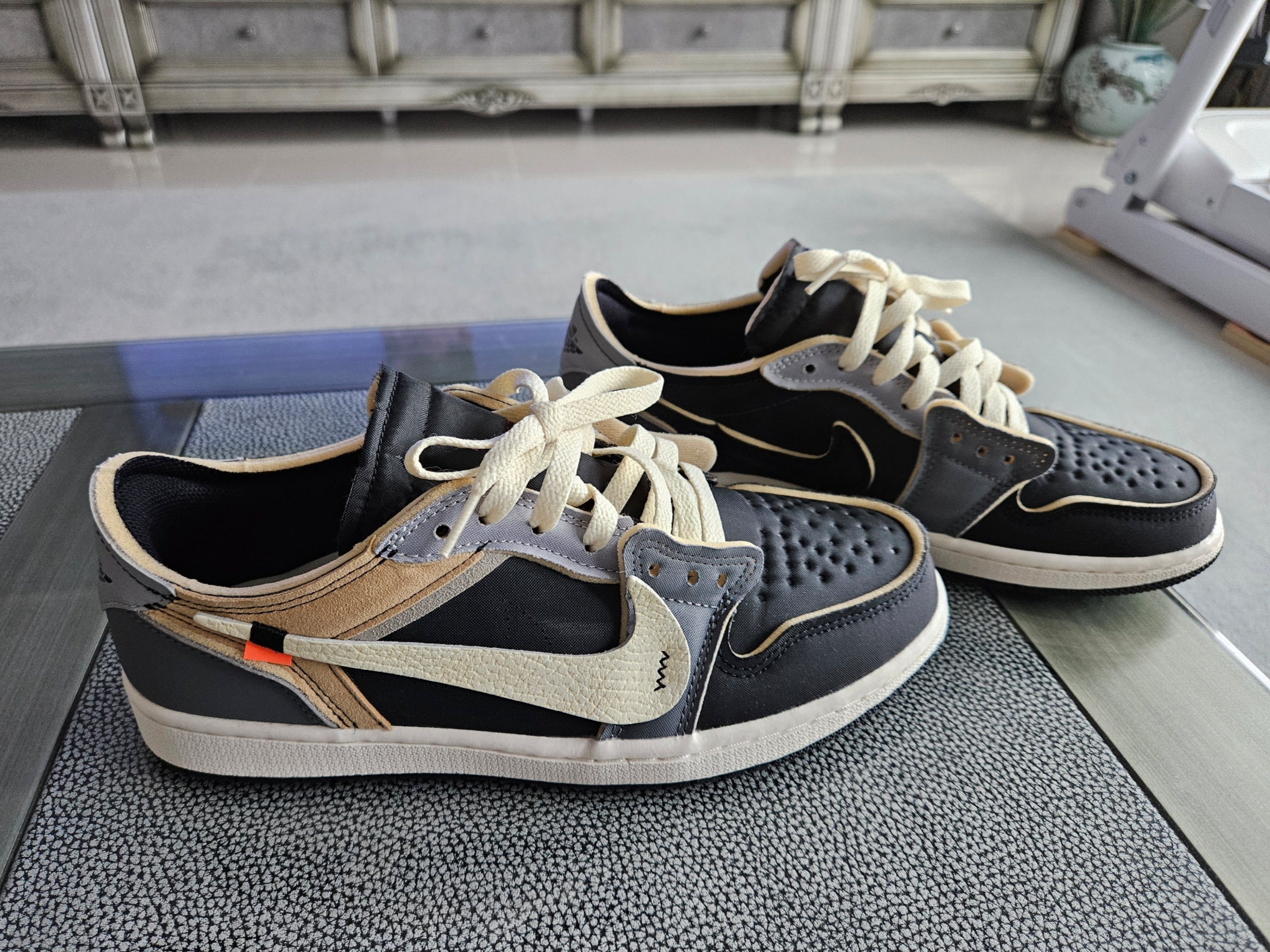 Jordan 1 Retro Low OG EX Black and Smoke Grey 착용 스타일 - 1