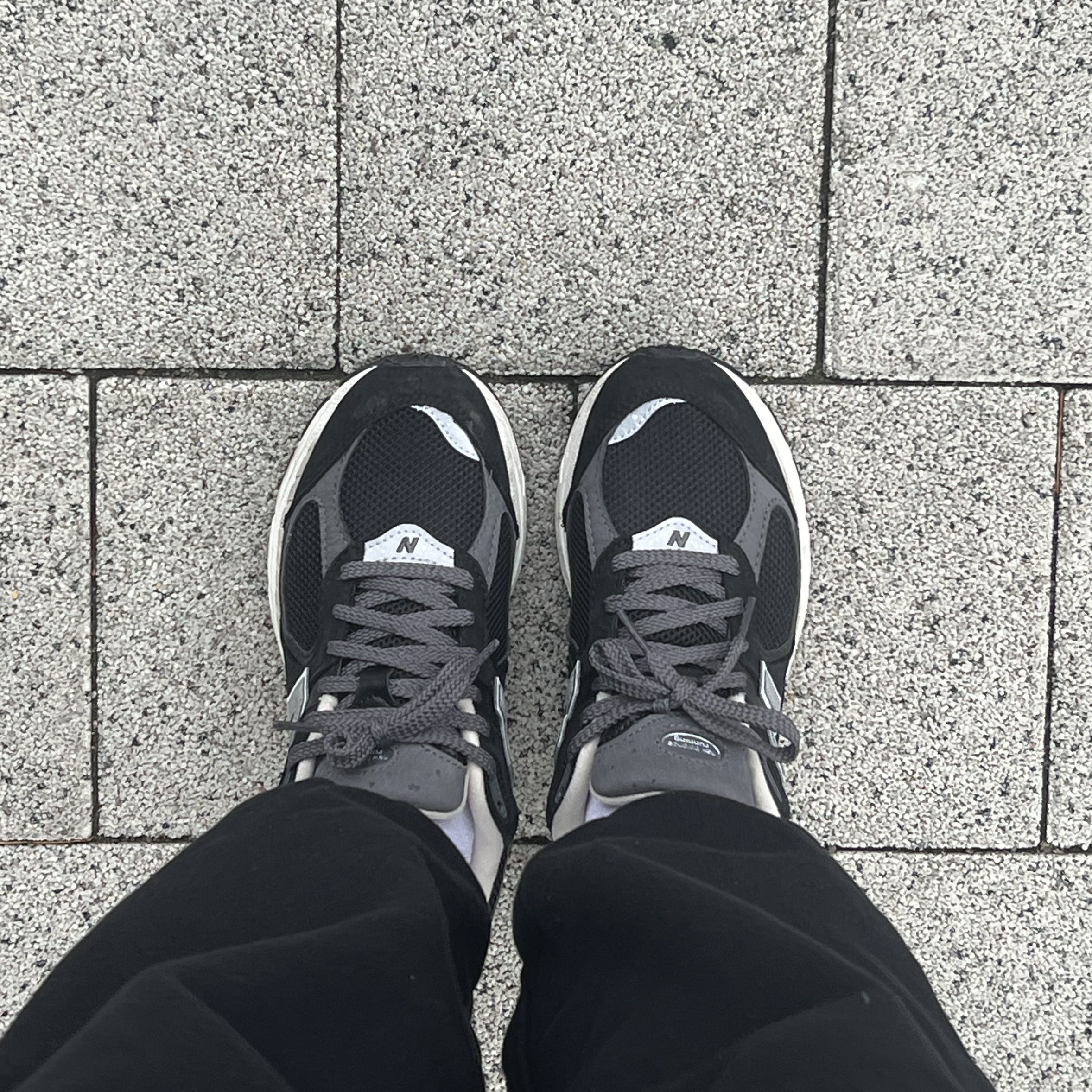 New Balance 2002R Premium Vintage Black 착용 스타일