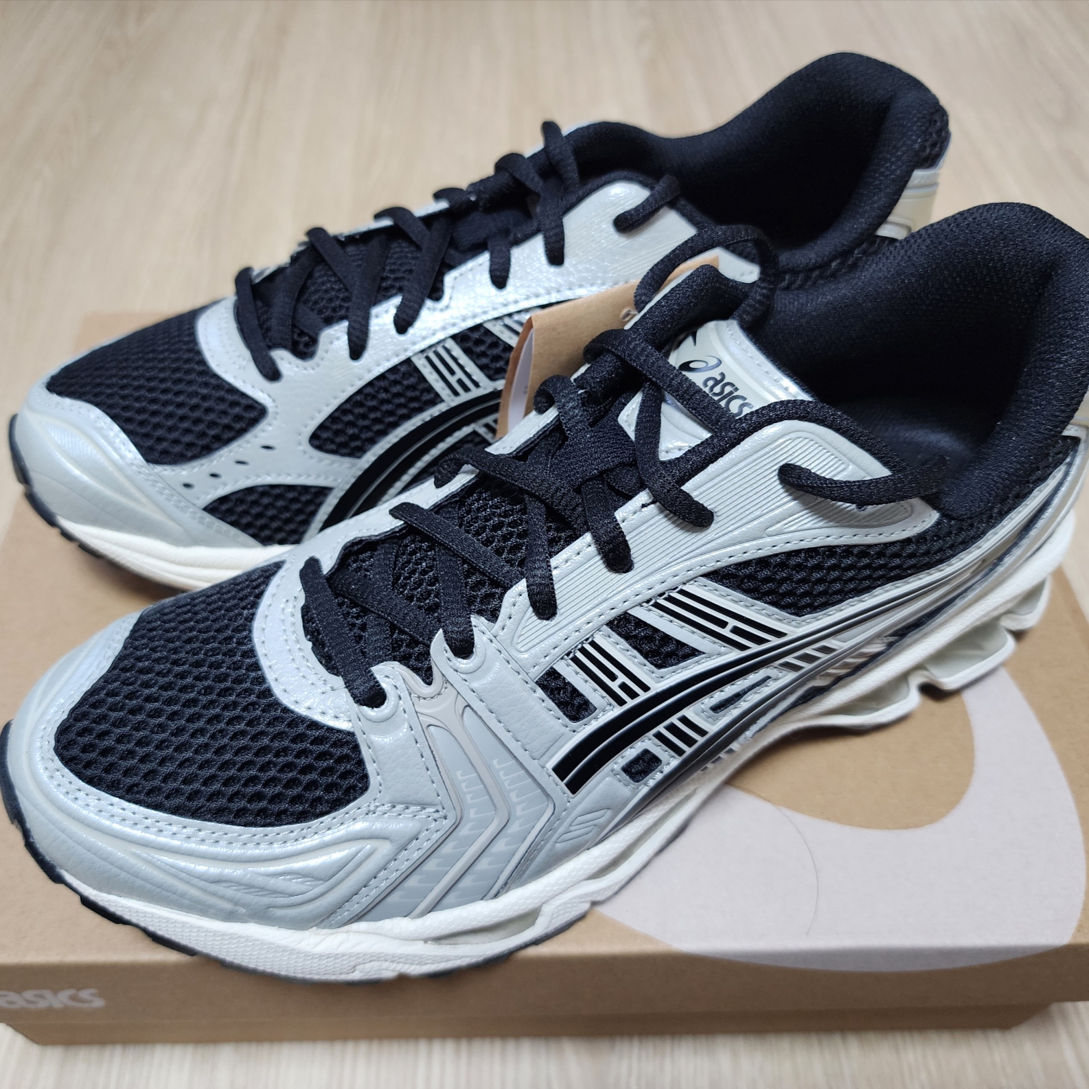 Asics Gel-Kayano 14 Black Seal Grey 착용 스타일