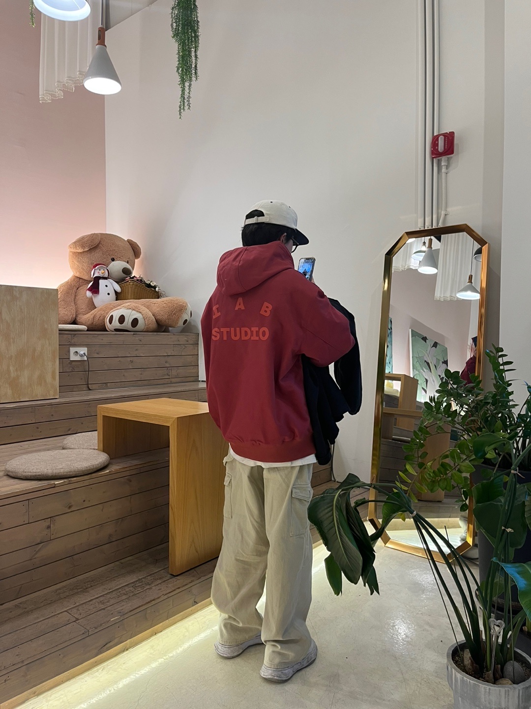 Carhartt WIP x IAB Studio OG Active Jacket Earth Red, Maison Mihara Yasuhiro Wayne OG Sole Leather Low-top Sneakers White 착용 스타일