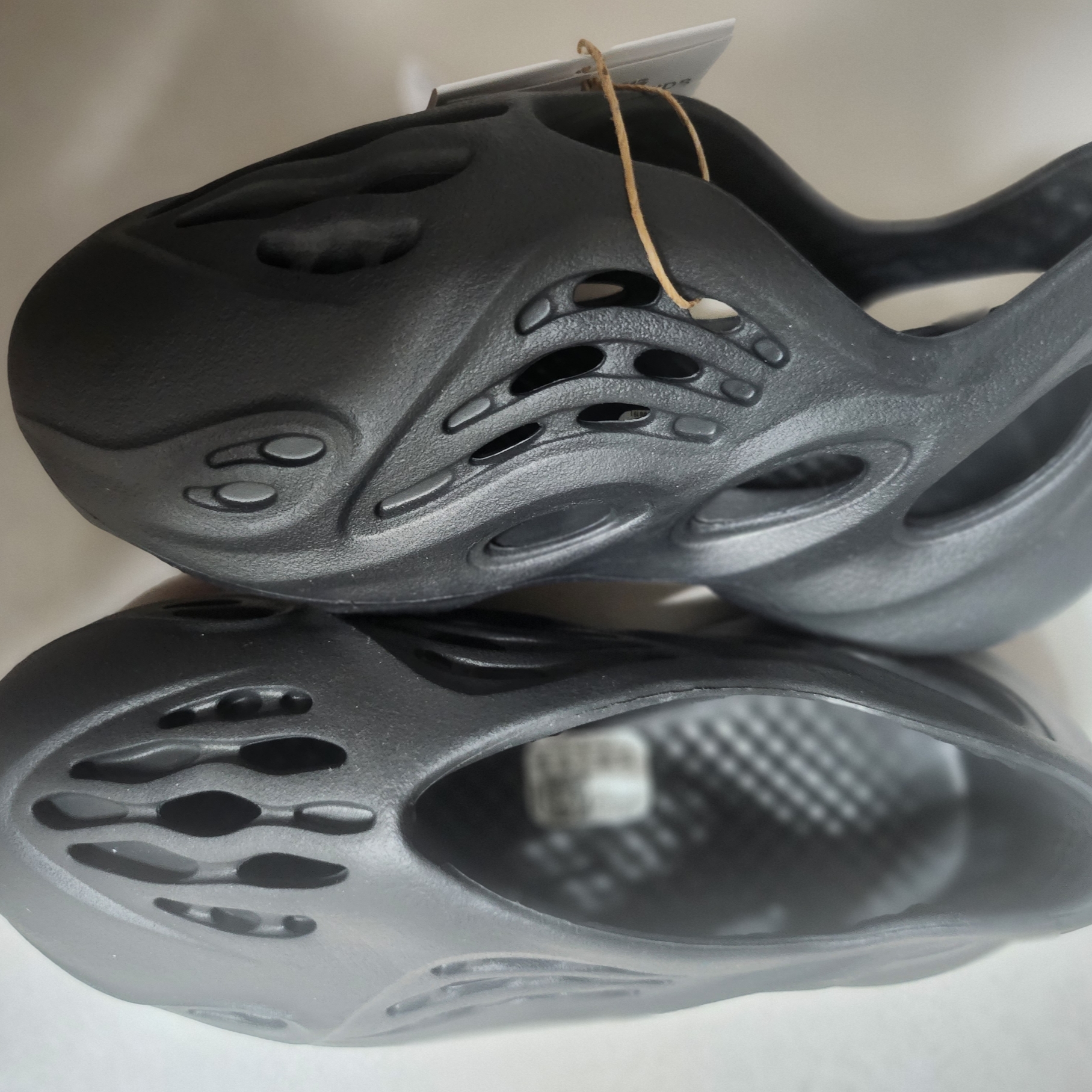 (Kids) Adidas Yeezy Foam RNNR Onyx 착용 스타일 - 2