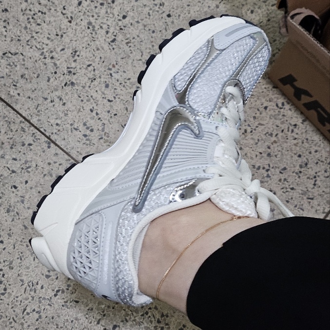 (W) Nike Zoom Vomero 5 Photon Dust and Metallic Silver 착용 스타일