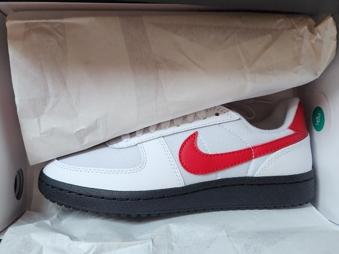 Nike Field General 82 SP White and Varsity Red 착용 스타일