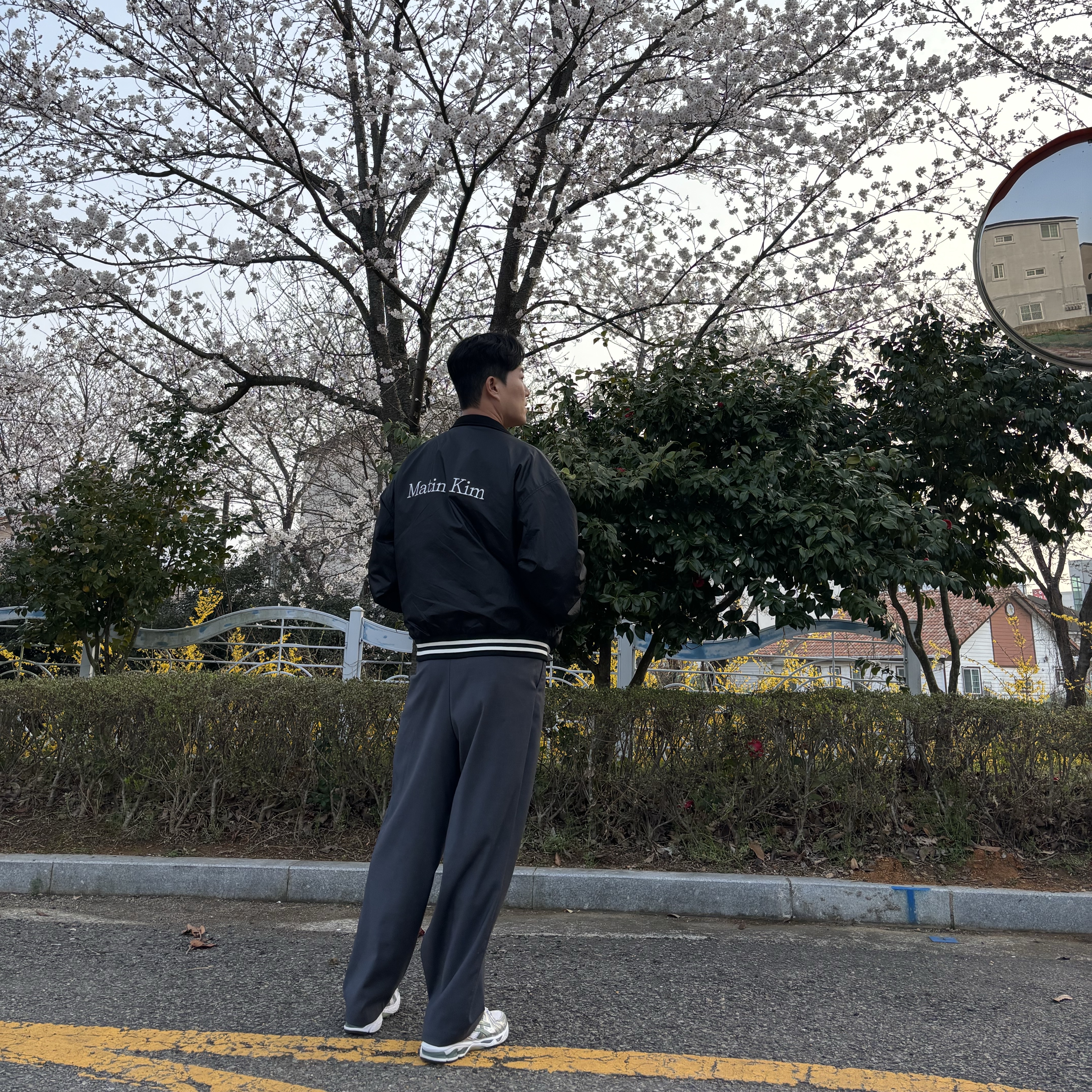 (W) Matin Kim Reversible Coating Track Jumper Black 착용 스타일 - 2
