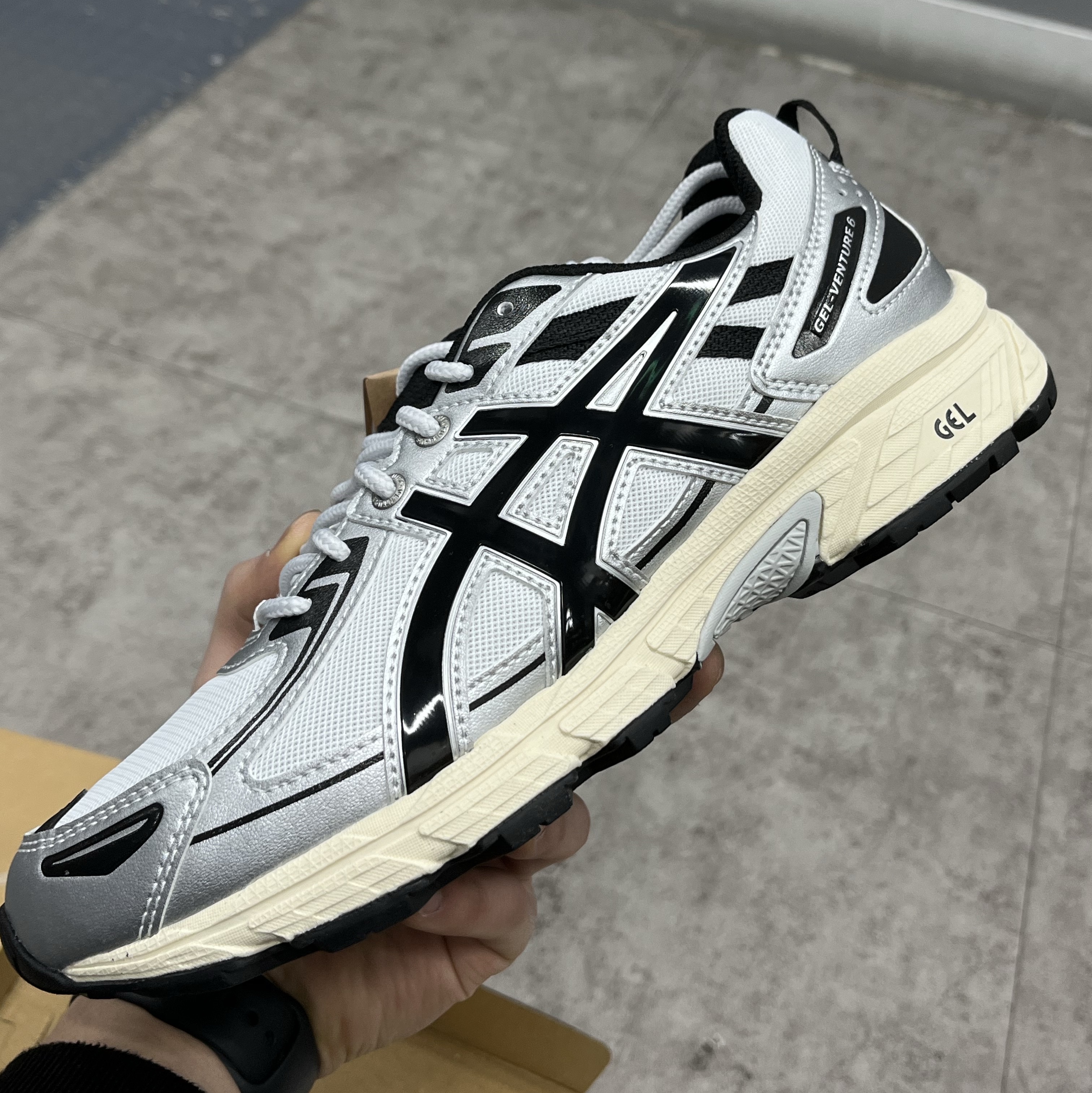 Asics Gel-Venture 6 White Black 착용 스타일