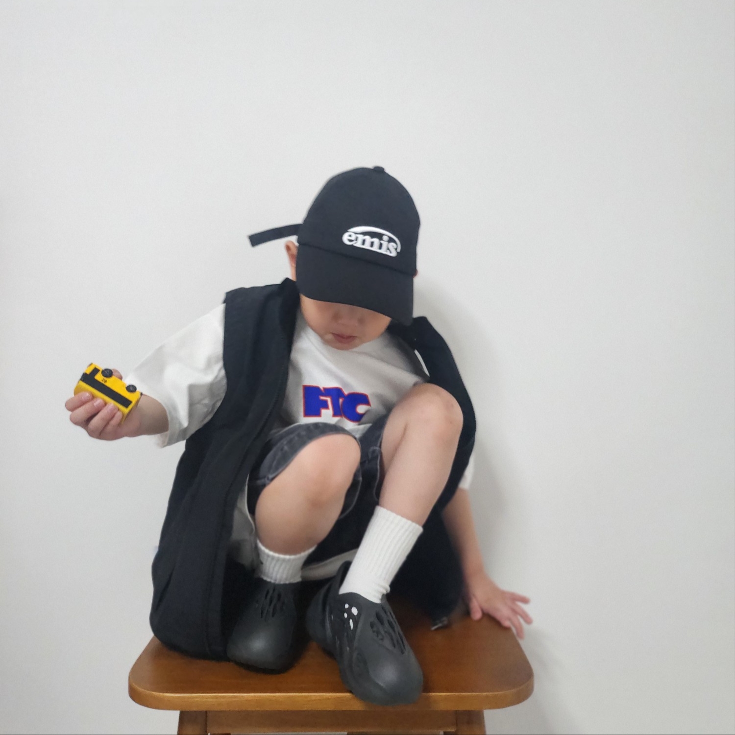 (Kids) Adidas Yeezy Foam RNNR Onyx 착용 스타일 - 4
