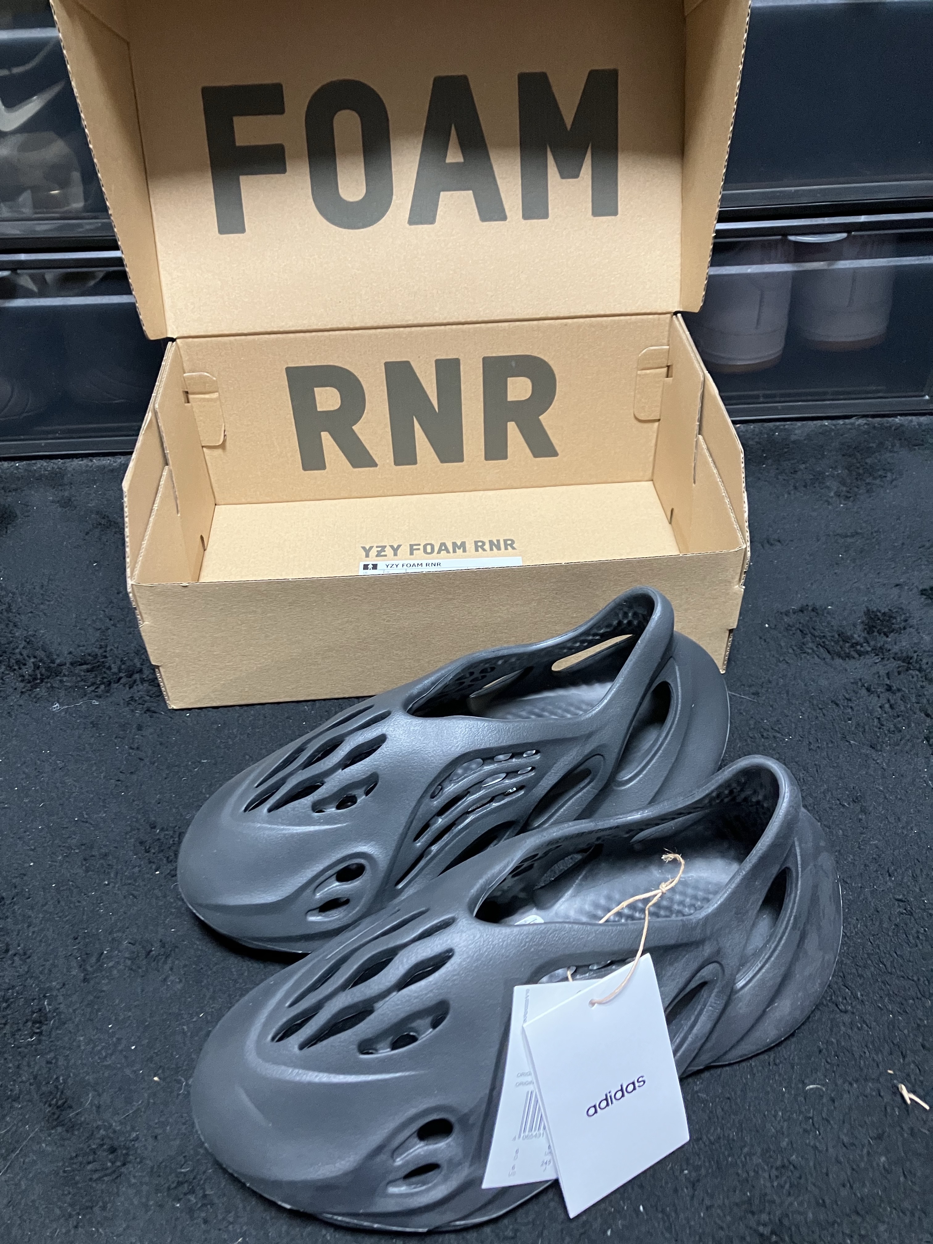 Adidas Yeezy Foam RNNR Onyx 착용 스타일