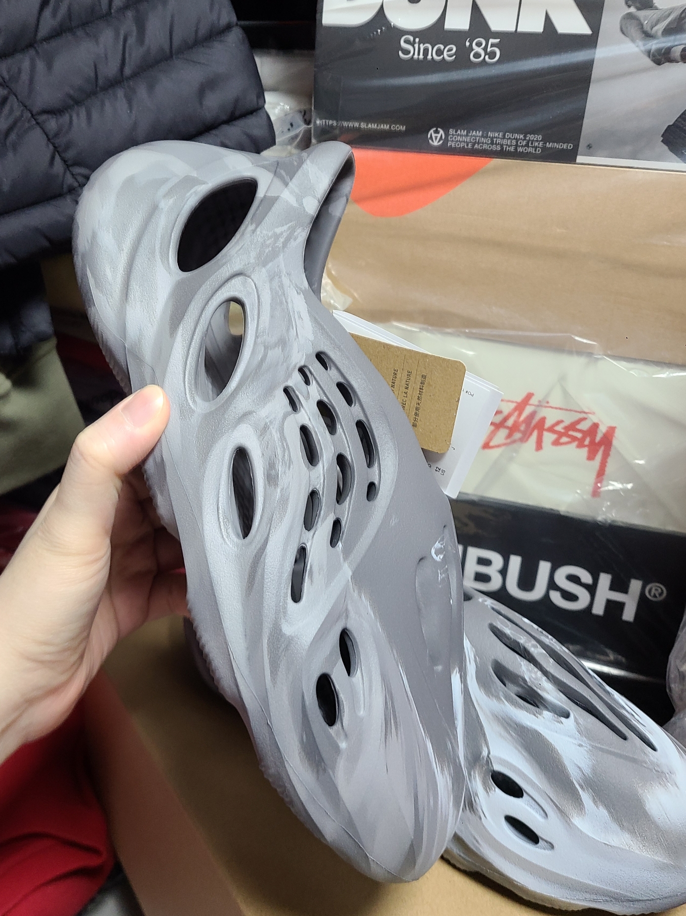Adidas Yeezy Foam RNNR MX Granite 착용 스타일 - 5
